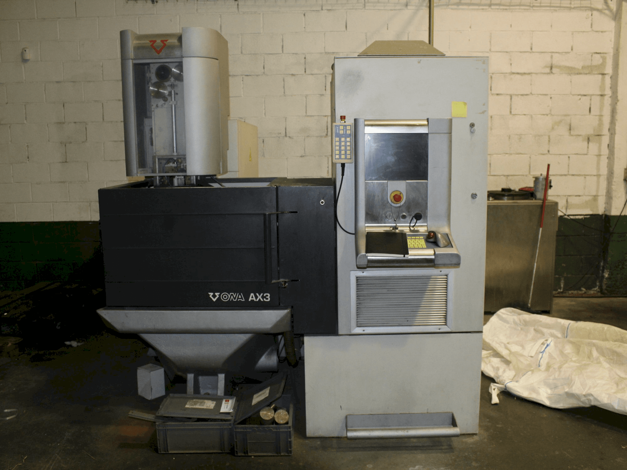 Prikaz stroja ONA AX3 sprijeda