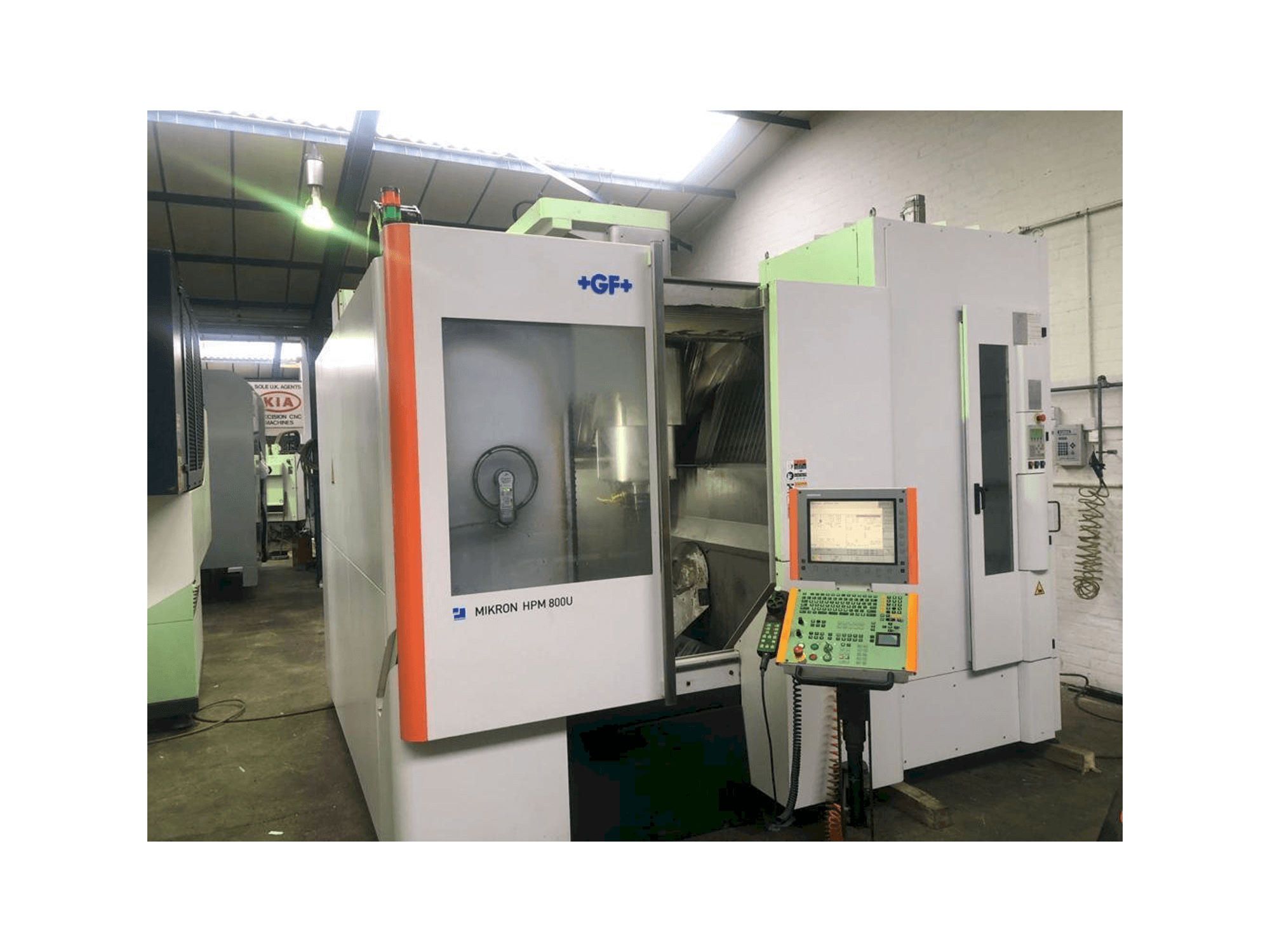 Prikaz stroja MIKRON HPM 800U sprijeda