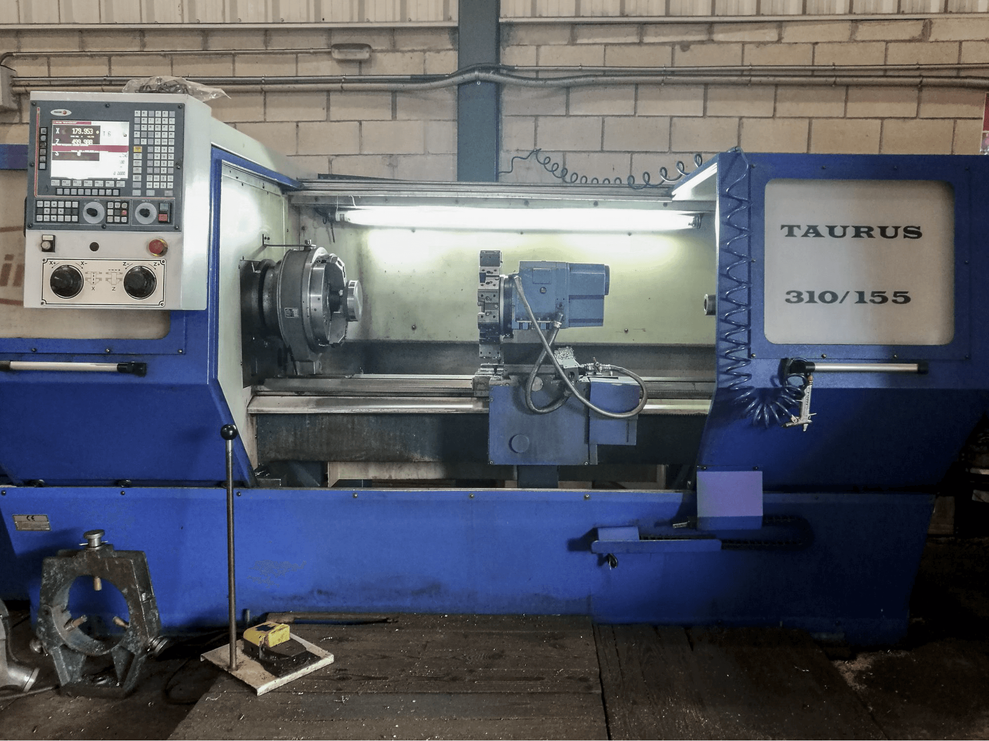 Prikaz 1 stroja Pinacho Taurus 310/155 sprijeda