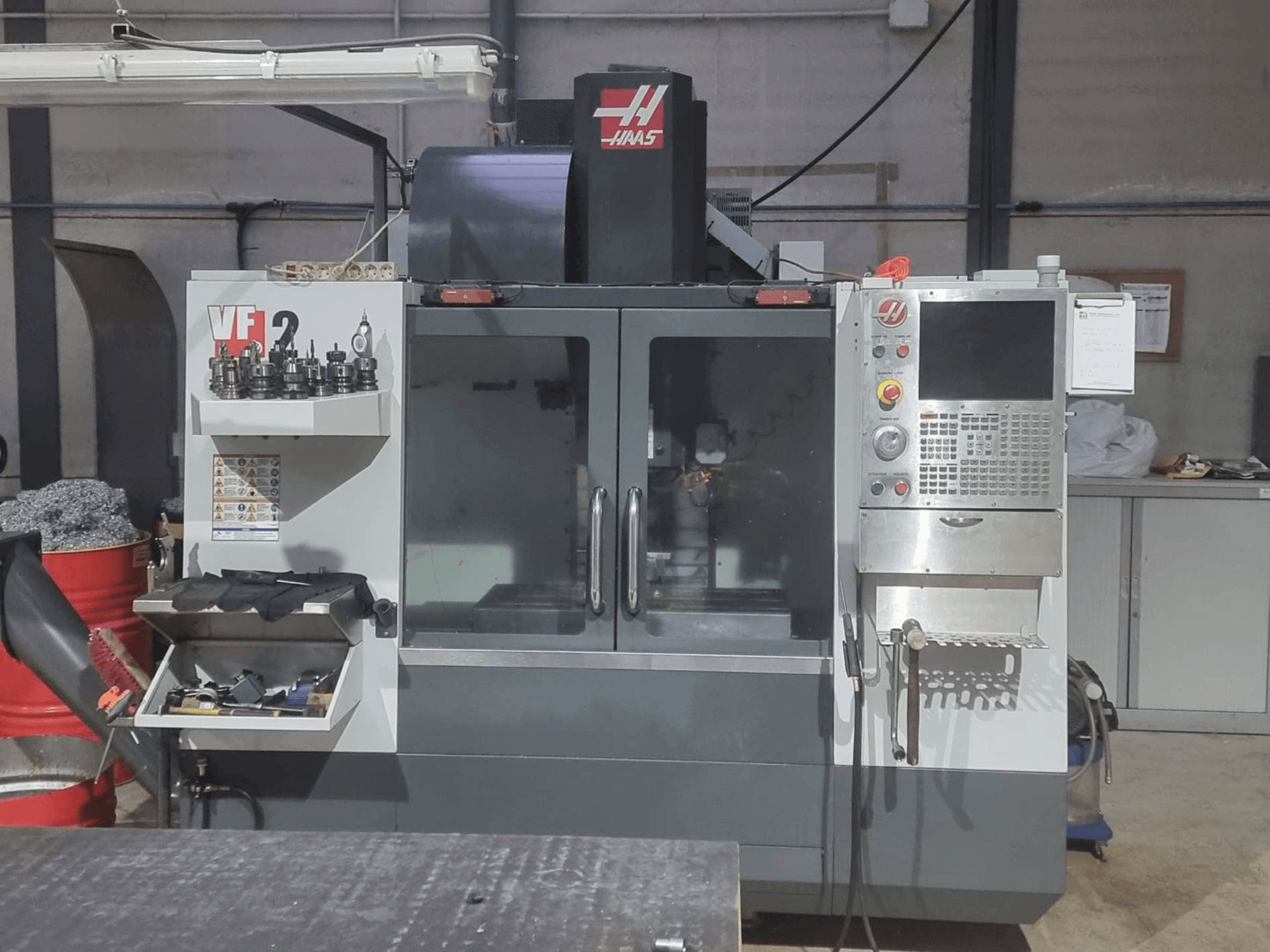Prikaz stroja HAAS VF-2 sprijeda