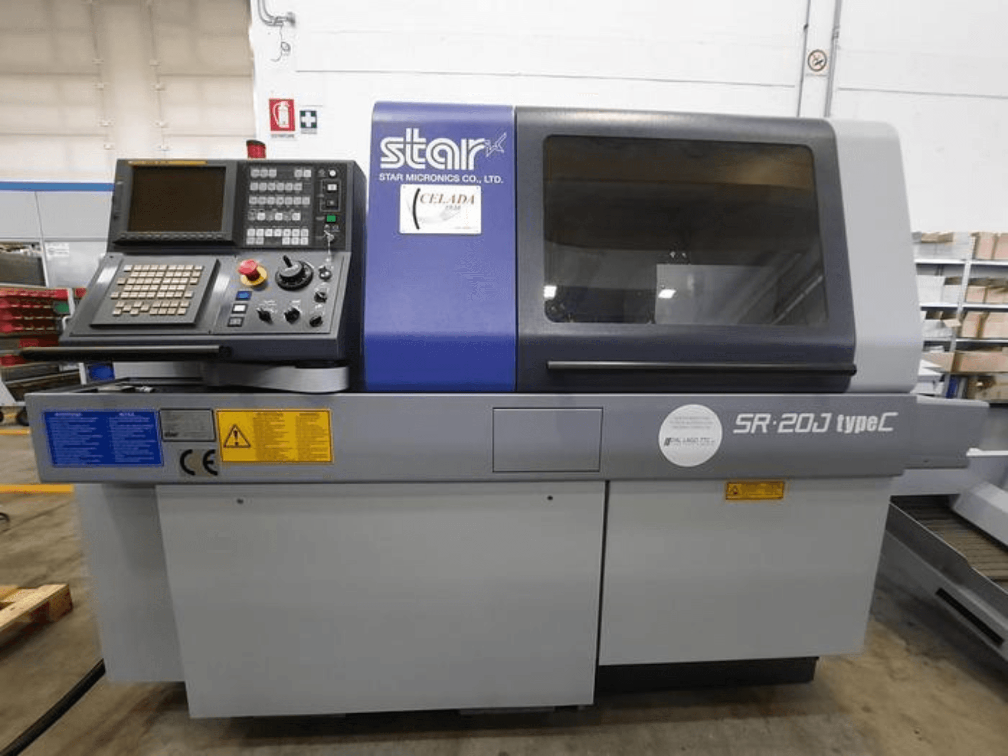 Star Micronics SR-20J CNC tokarski stroj tipa C, prednji pogled, s upravljačkom pločom i zaslonom, s prikazom operativnih tipki.