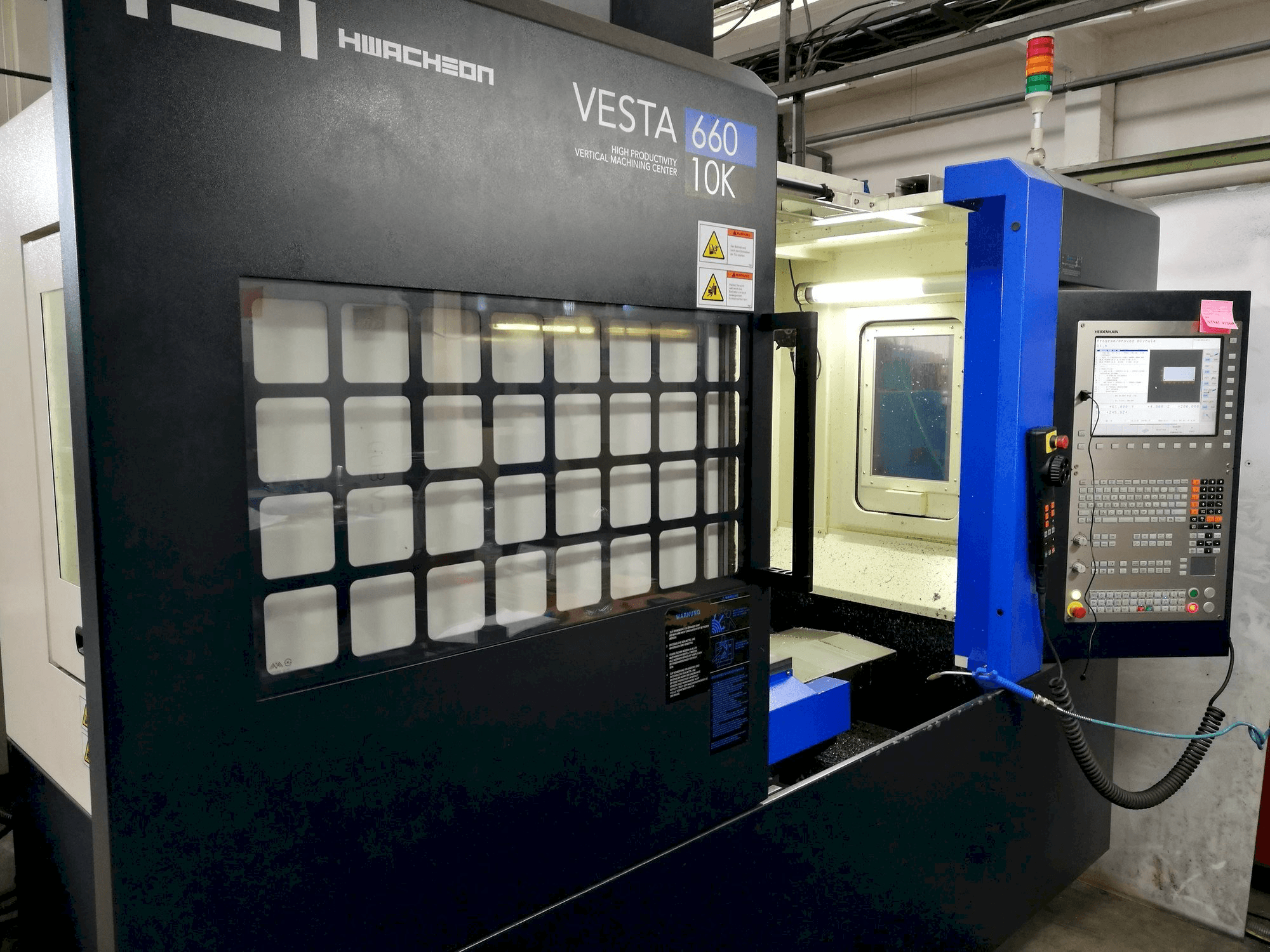 Prikaz stroja HWACHEON Vesta-600 sprijeda