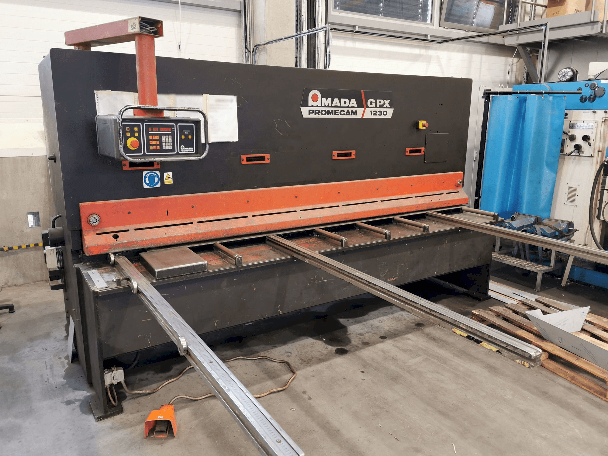 Prikaz stroja AMADA GPX 1230 sprijeda