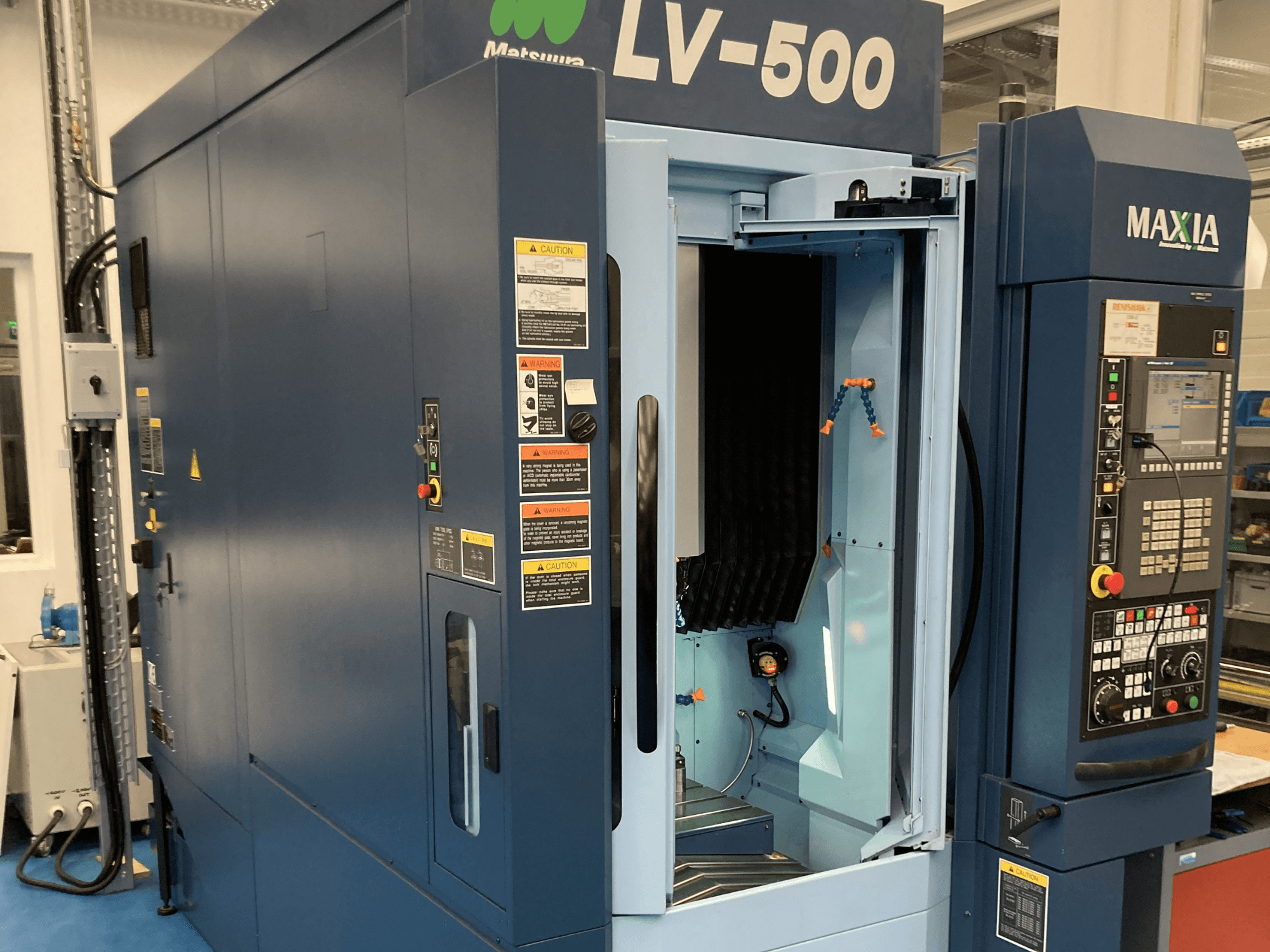 Vertikalni obradni centar Matsuura LV-500 prikazan s prednje strane, s otvorenim vratima i upravljačkom pločom s gumbima.