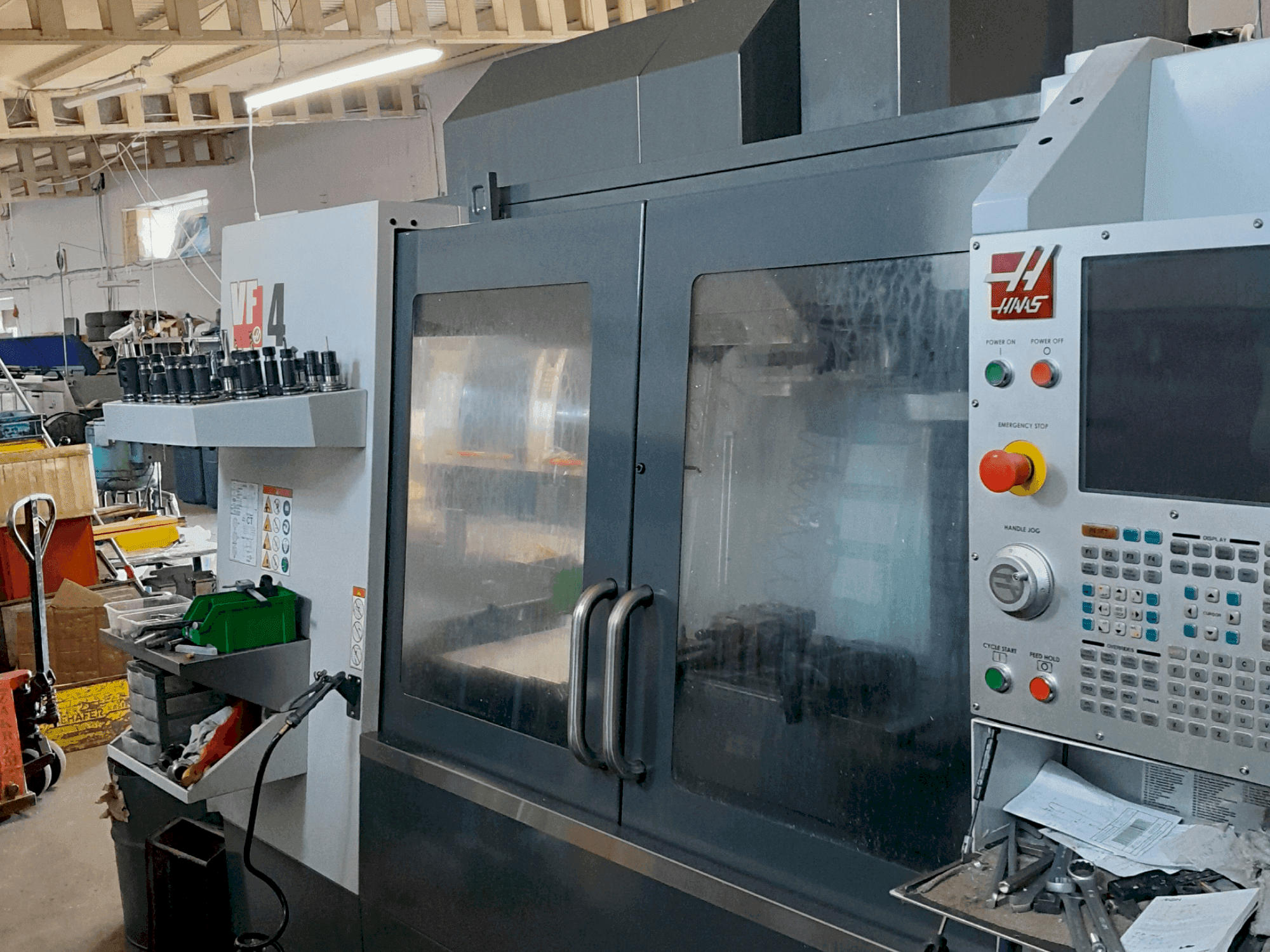 Prikaz stroja HAAS VF-4 sprijeda