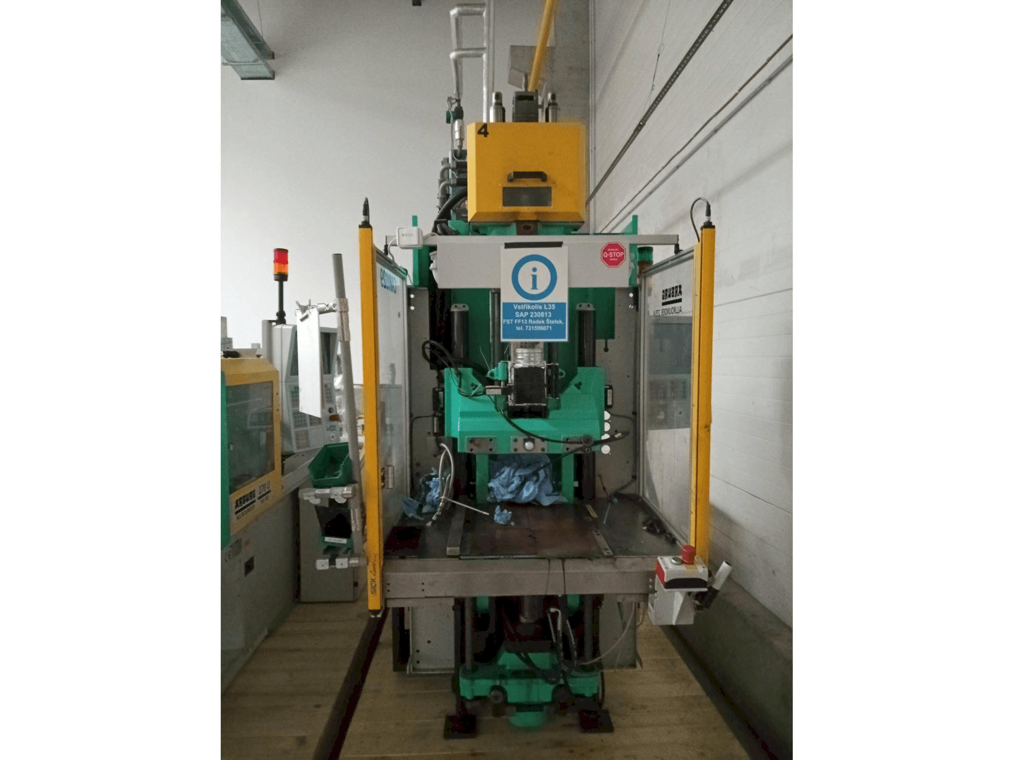 Prikaz stroja Arburg Allrounder 275V 250-70 sprijeda