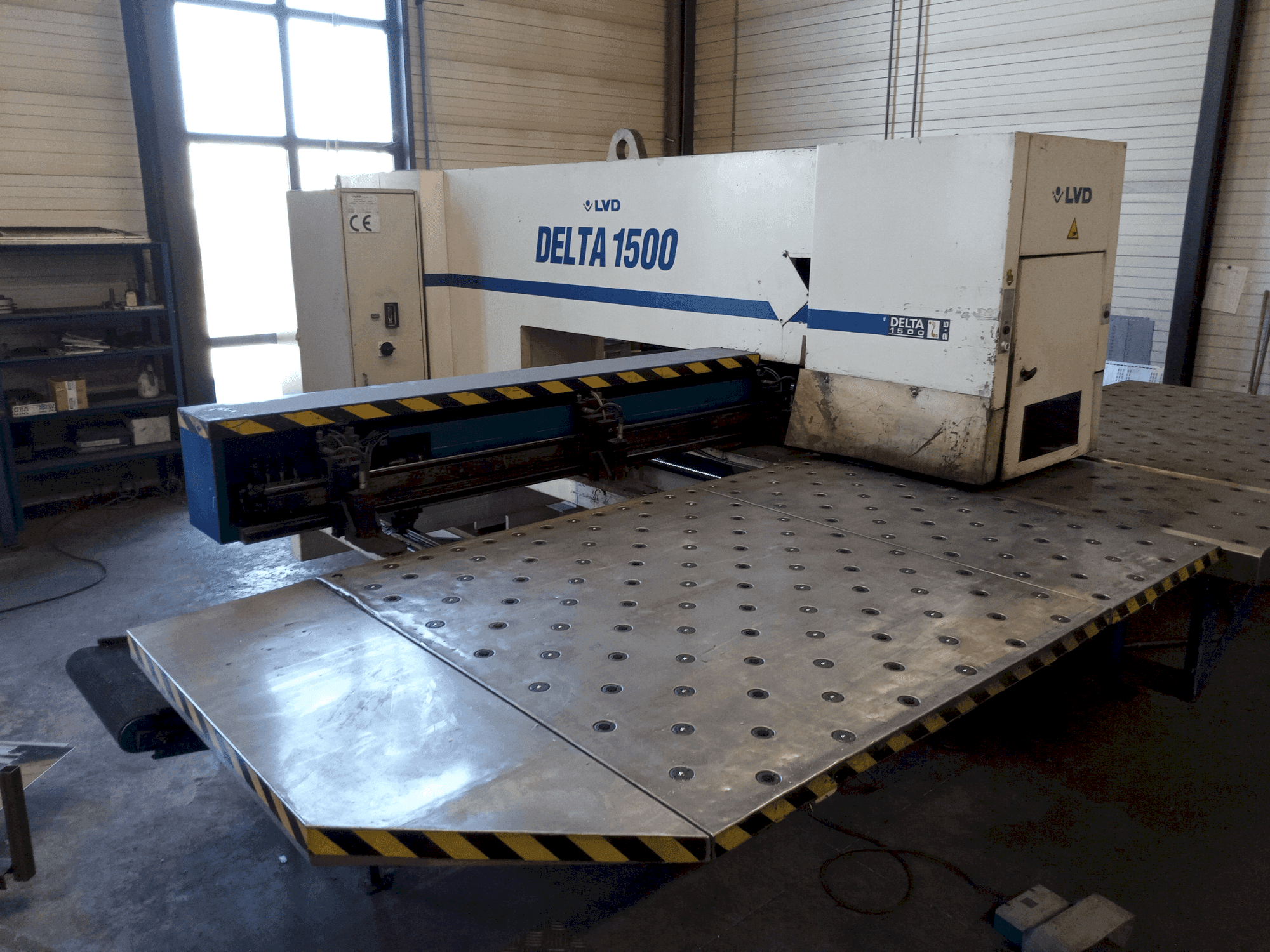 Prikaz stroja LVD DELTA 1500 LB sprijeda