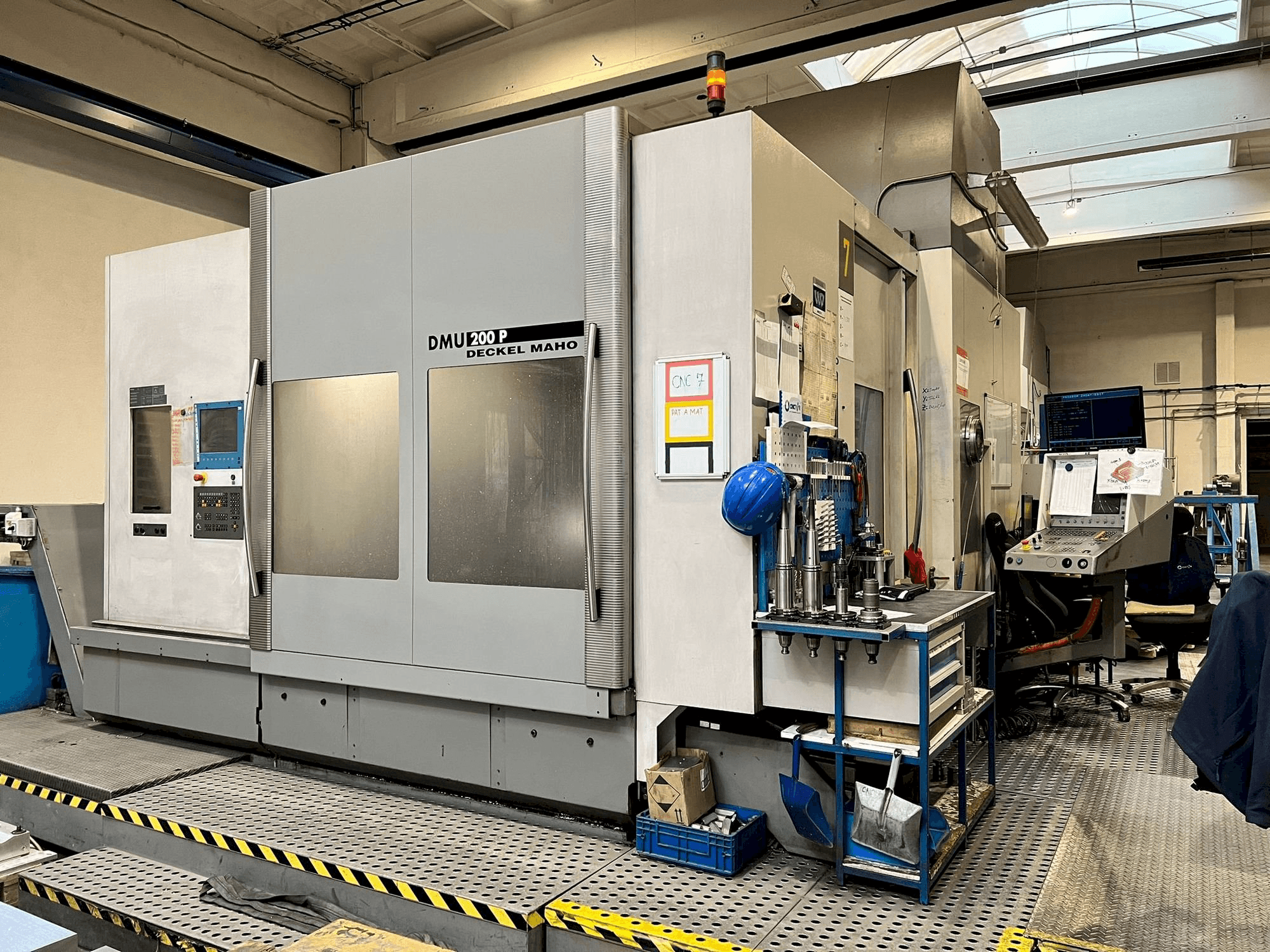 Prikaz stroja DECKEL MAHO DMU 200P sprijeda