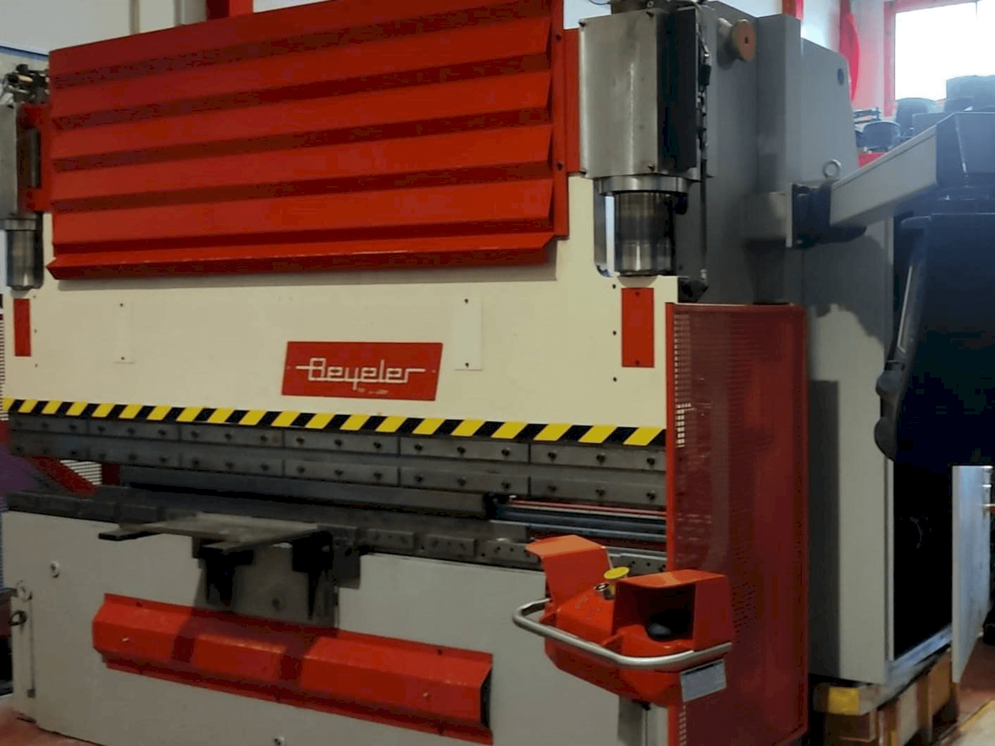 Prikaz stroja BEYELER PR6 1500 x 3100 sprijeda