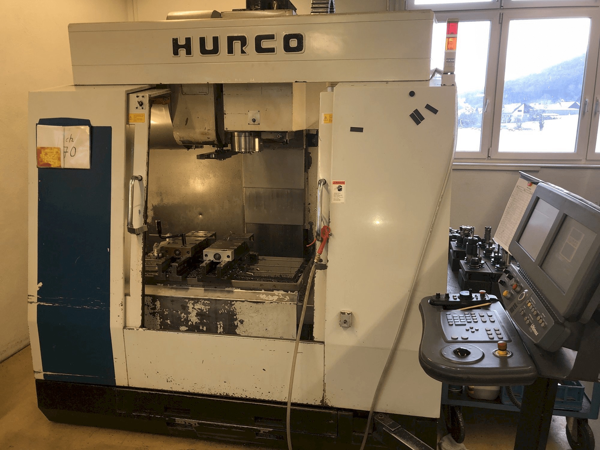 Prikaz stroja Hurco BMC 30M sprijeda