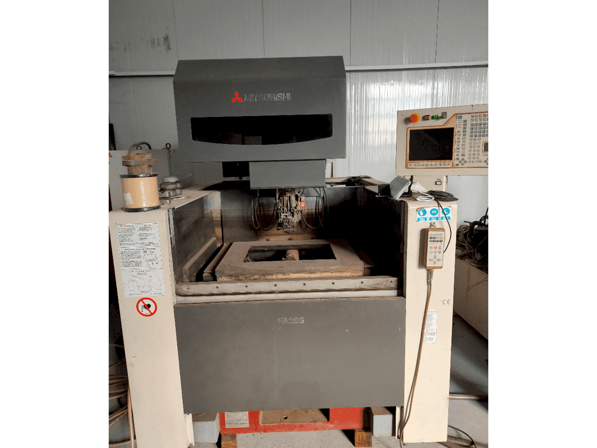 Prikaz stroja Mitsubishi FA20SM sprijeda