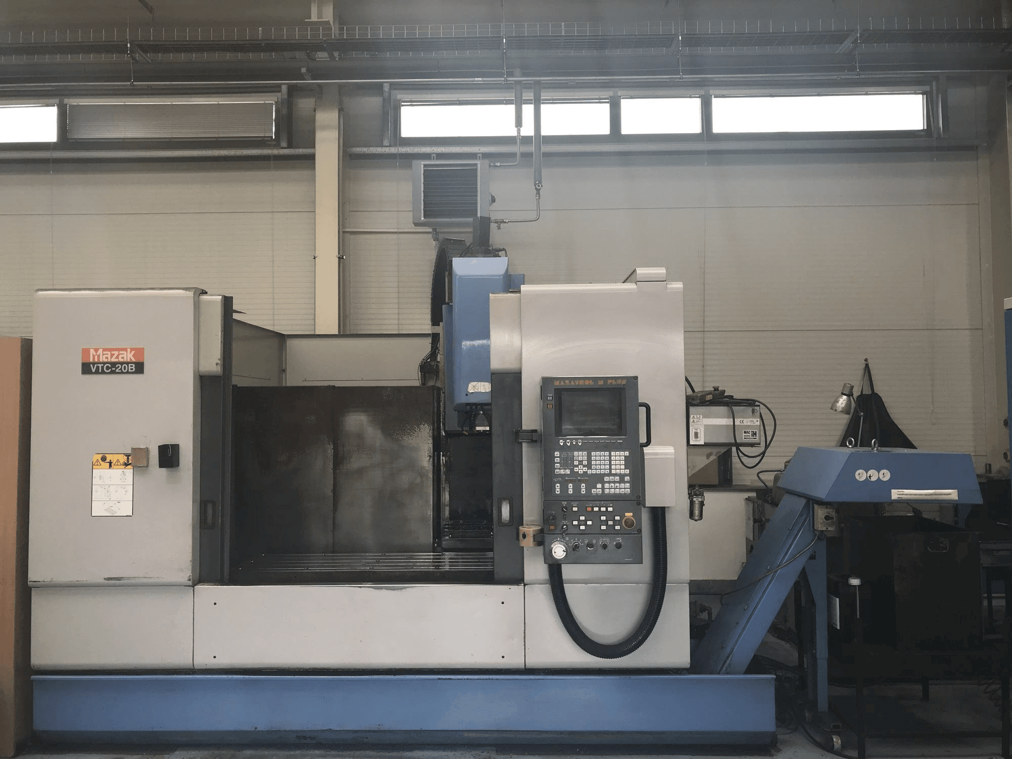 Prikaz stroja Mazak VTC-20B sprijeda
