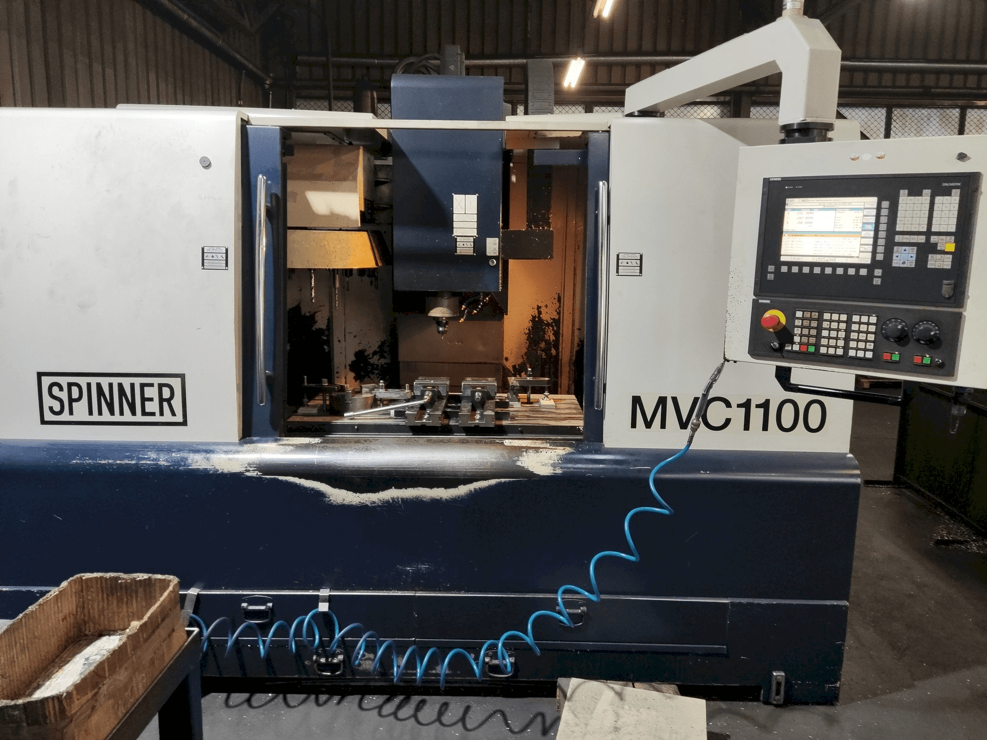 Prikaz stroja SPINNER MVC-1100 sprijeda