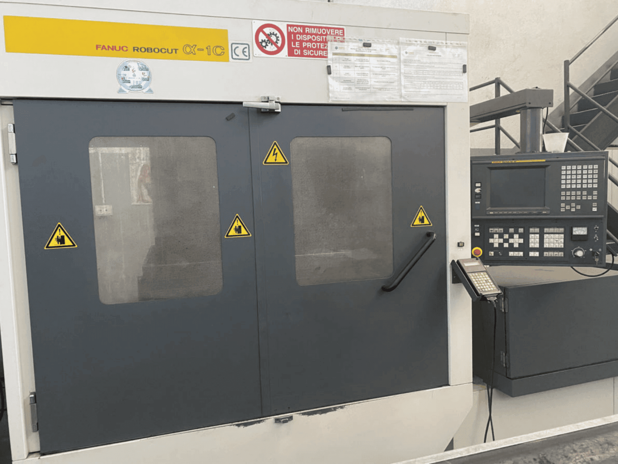 Prikaz stroja FANUC Robocut alpha-1C sprijeda