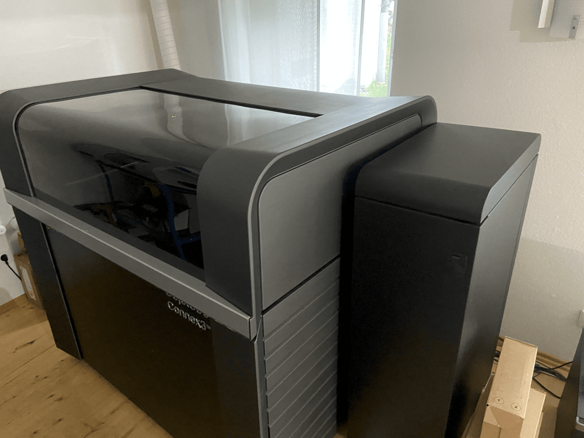 Prikaz stroja Stratasys Objet500 Connex3 sprijeda