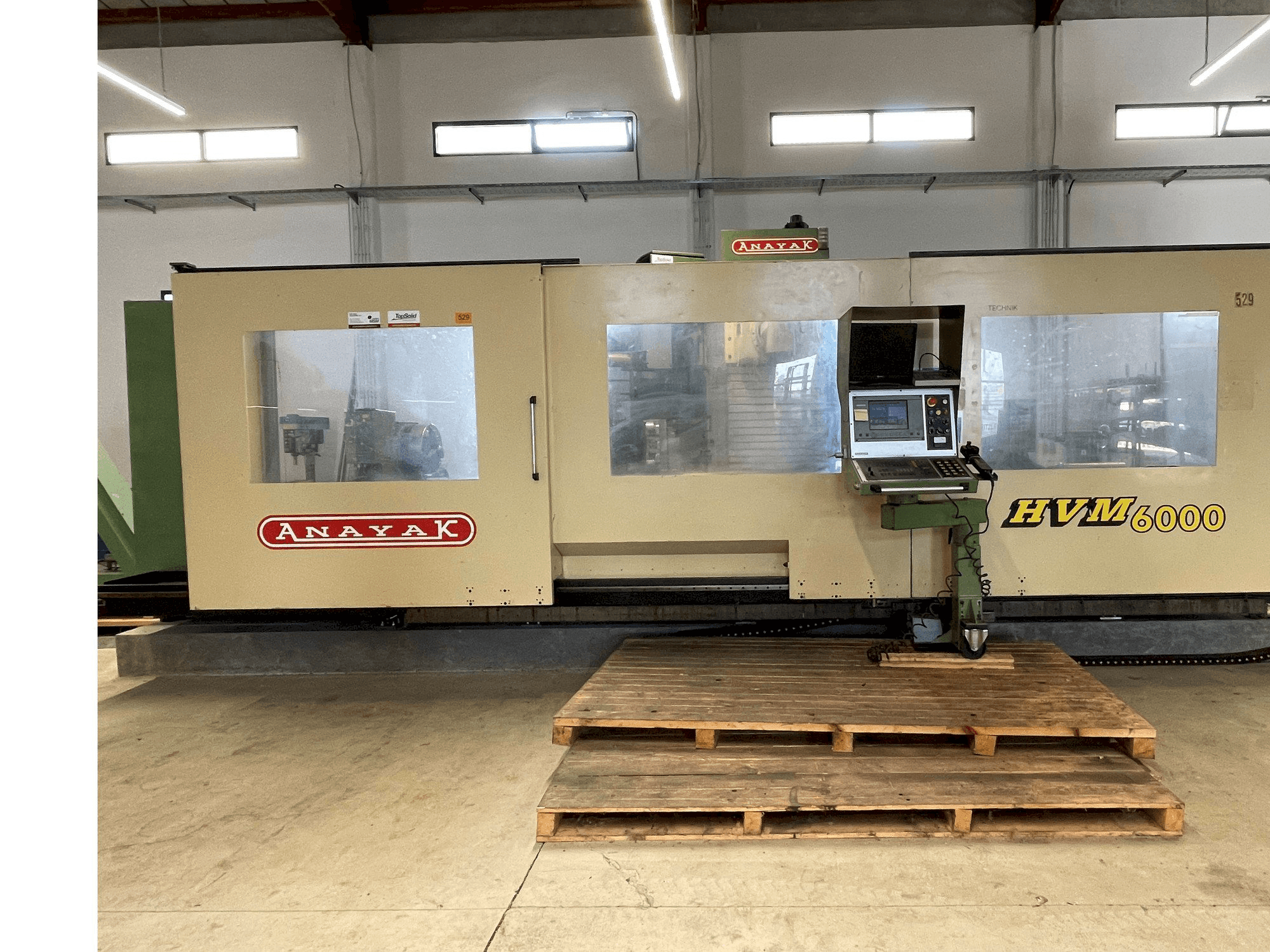 Prikaz stroja ANAYAK HVM-6000 sprijeda