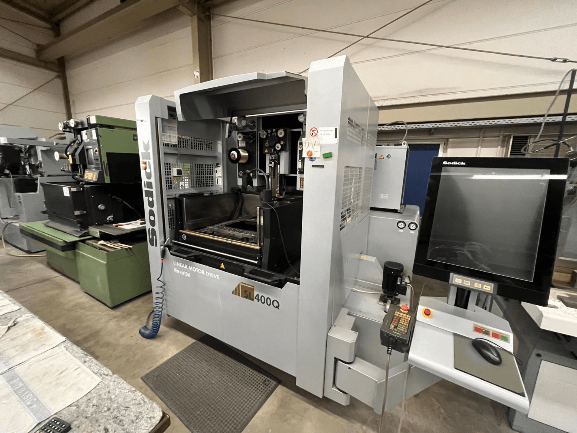 Sodick SL400Q CNC stroj s linearnim motorom, prednji pogled s digitalnom upravljačkom pločom i zaslonom u radioničkom okruženju.