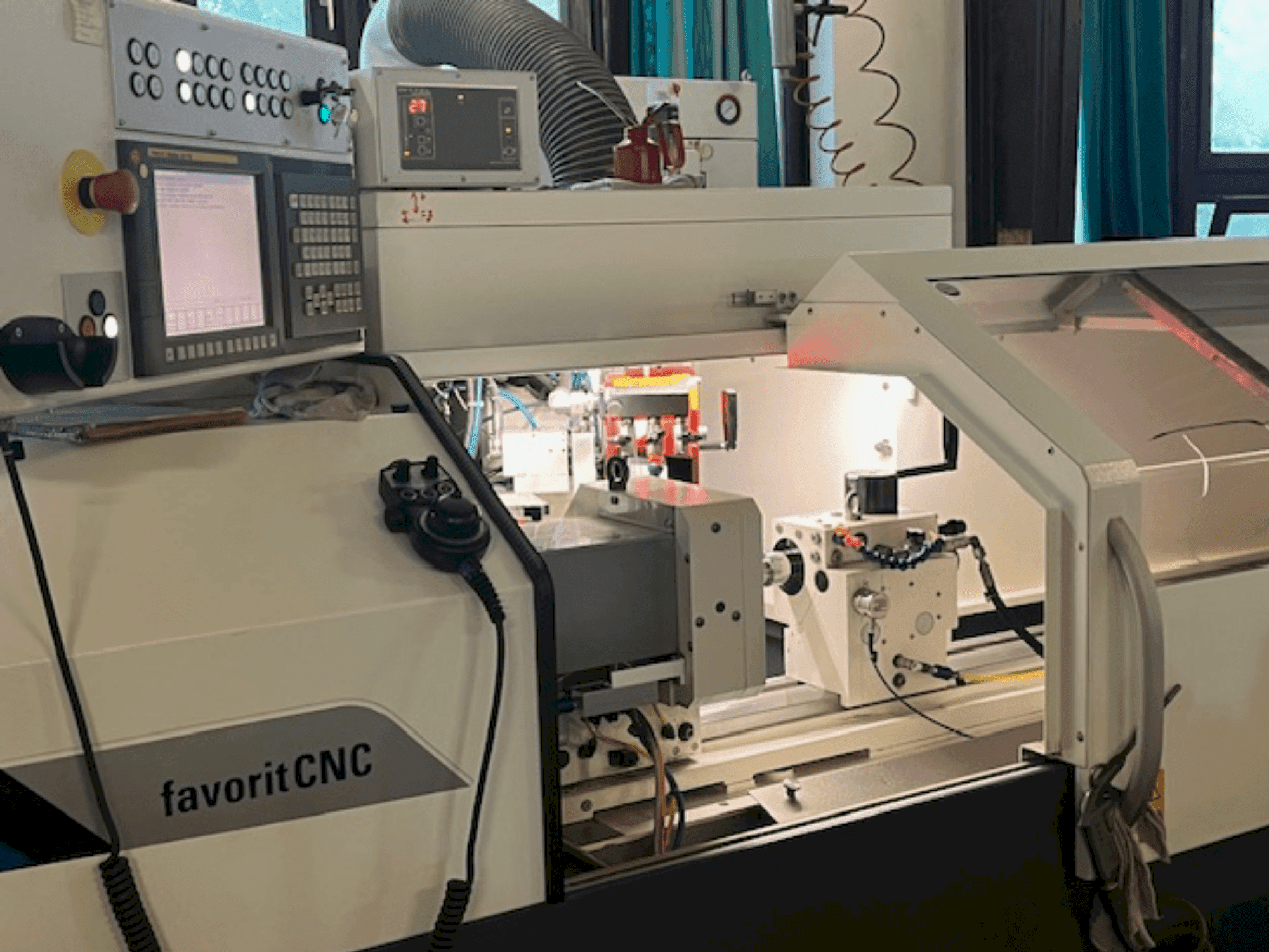 Prikaz stroja STUDER favorit CNC sprijeda
