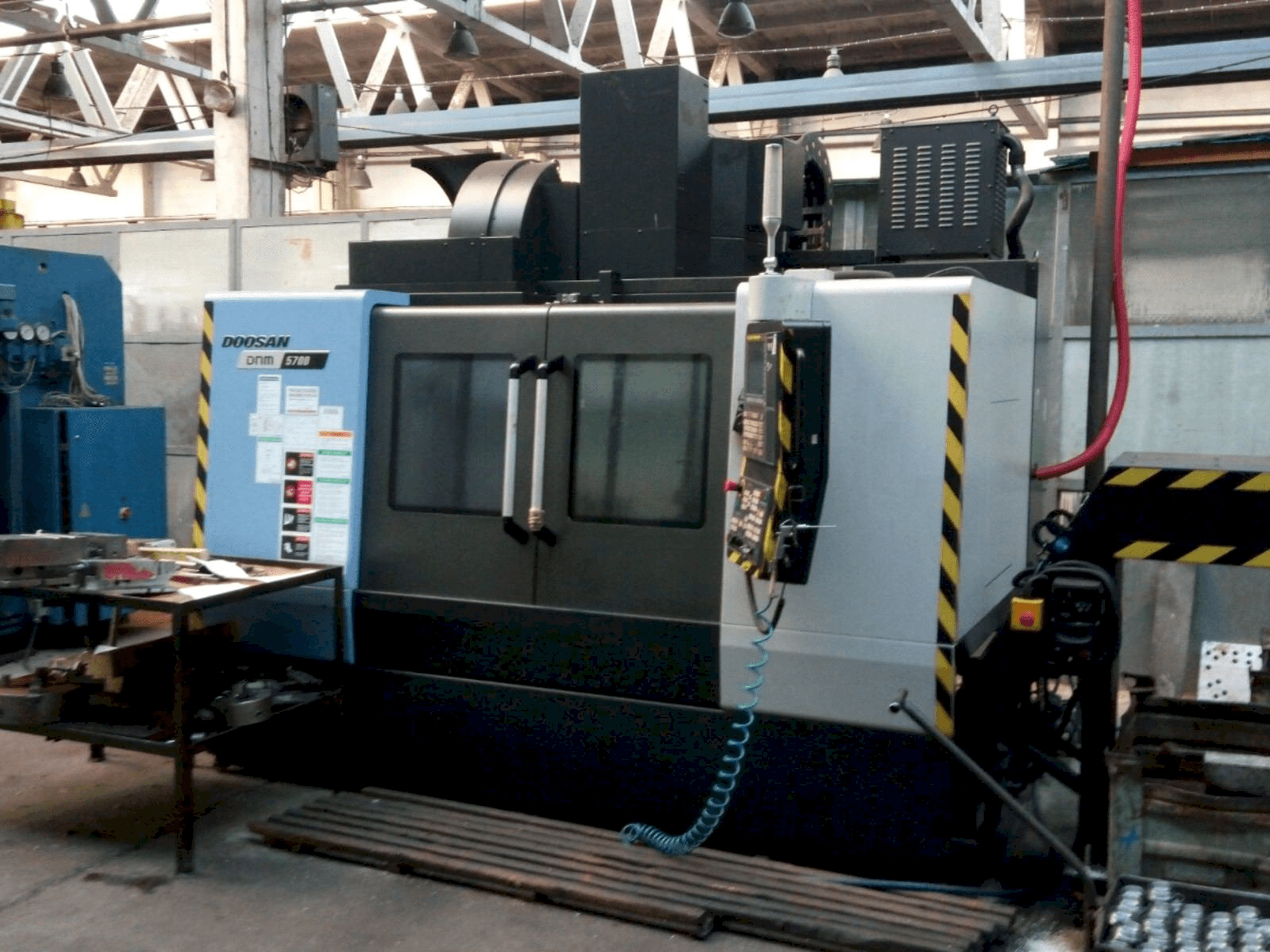 Prikaz stroja Doosan DNM 5700 sprijeda