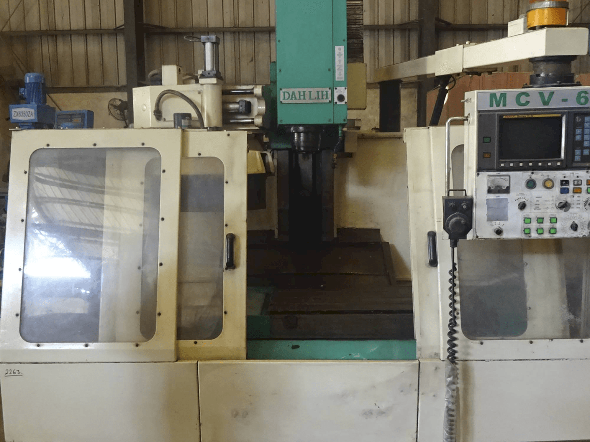 Prikaz stroja DAH LIH DL-MCV 610 sprijeda