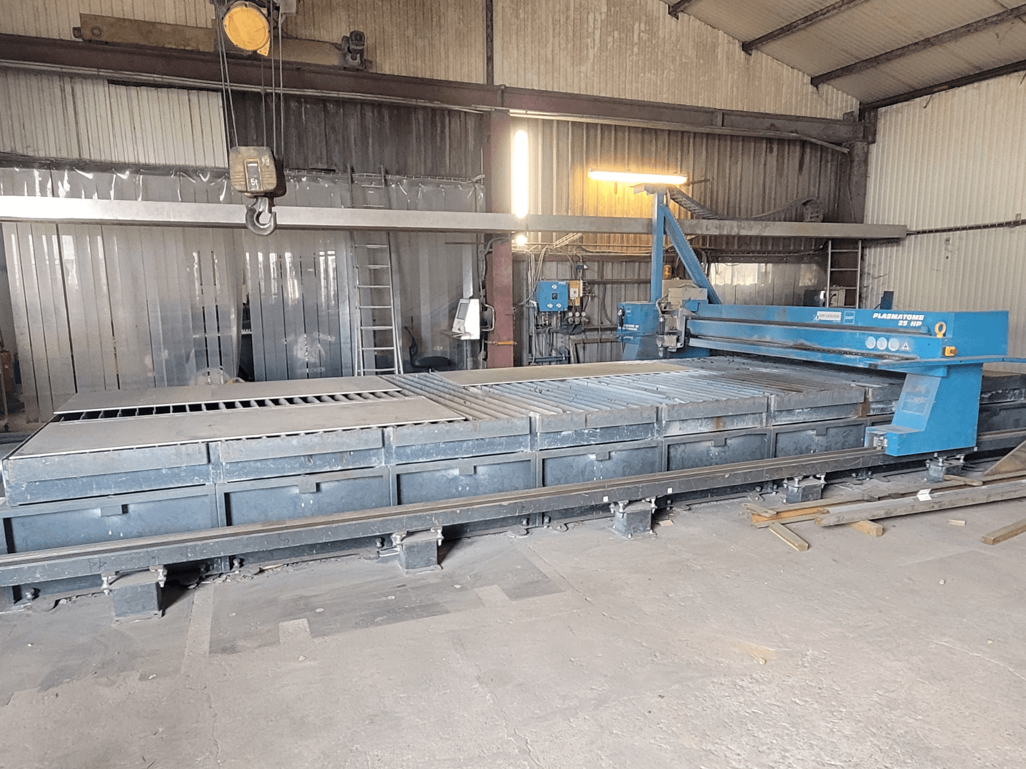 SAF Plasmatone 25Hp stroj za plazma rezanje, bočni pogled, prikazuje reznu površinu i operativne komponente u industrijskom okruženju.