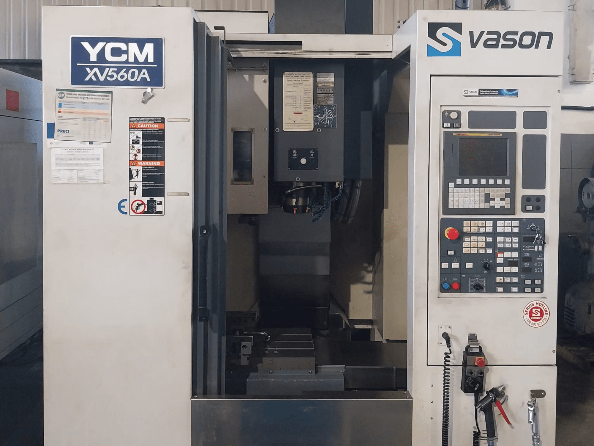 Prednji pogled na vertikalni obradni centar YCM XV 560A, s upravljačkom pločom i radnim stolom s vidljivim komponentama za obradu.