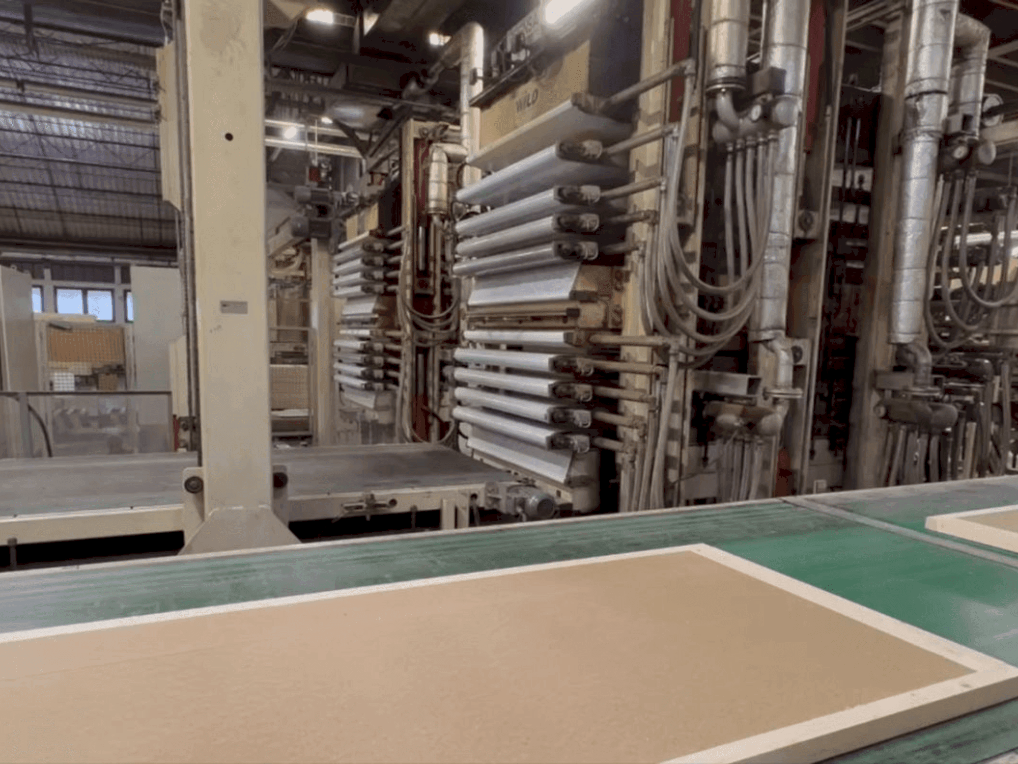 Prikaz stroja WILD Door leaf press line sprijeda