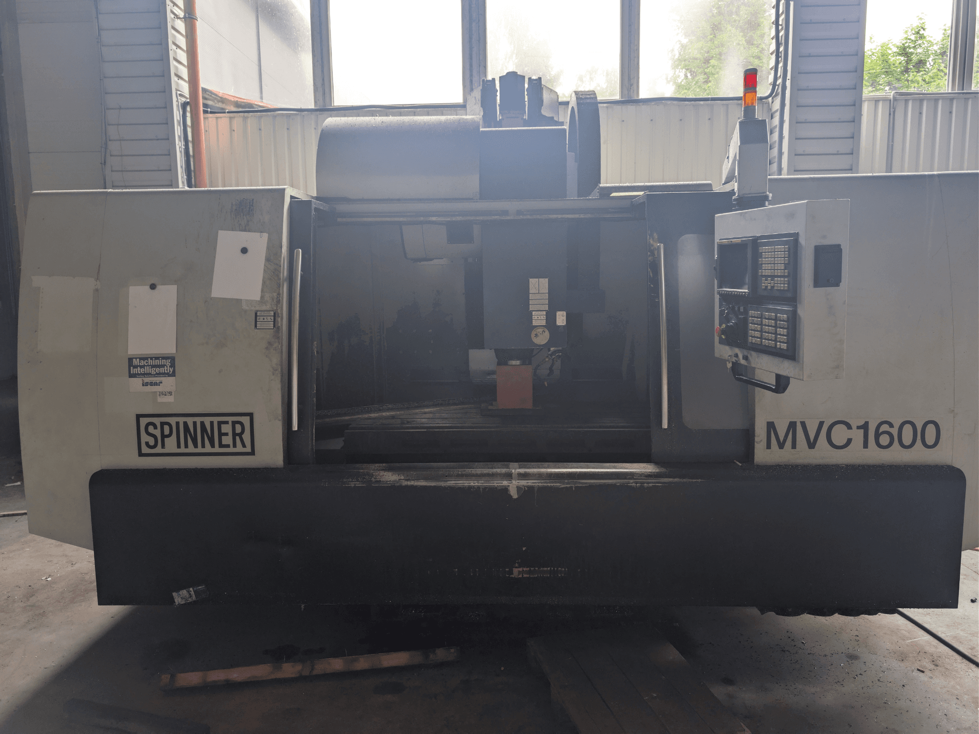 Vertikalni obradni centar SPINNER MVC-1600, prednji pogled, prikazuje upravljačku ploču i područje obrade. Pogodno za preciznu obradu.