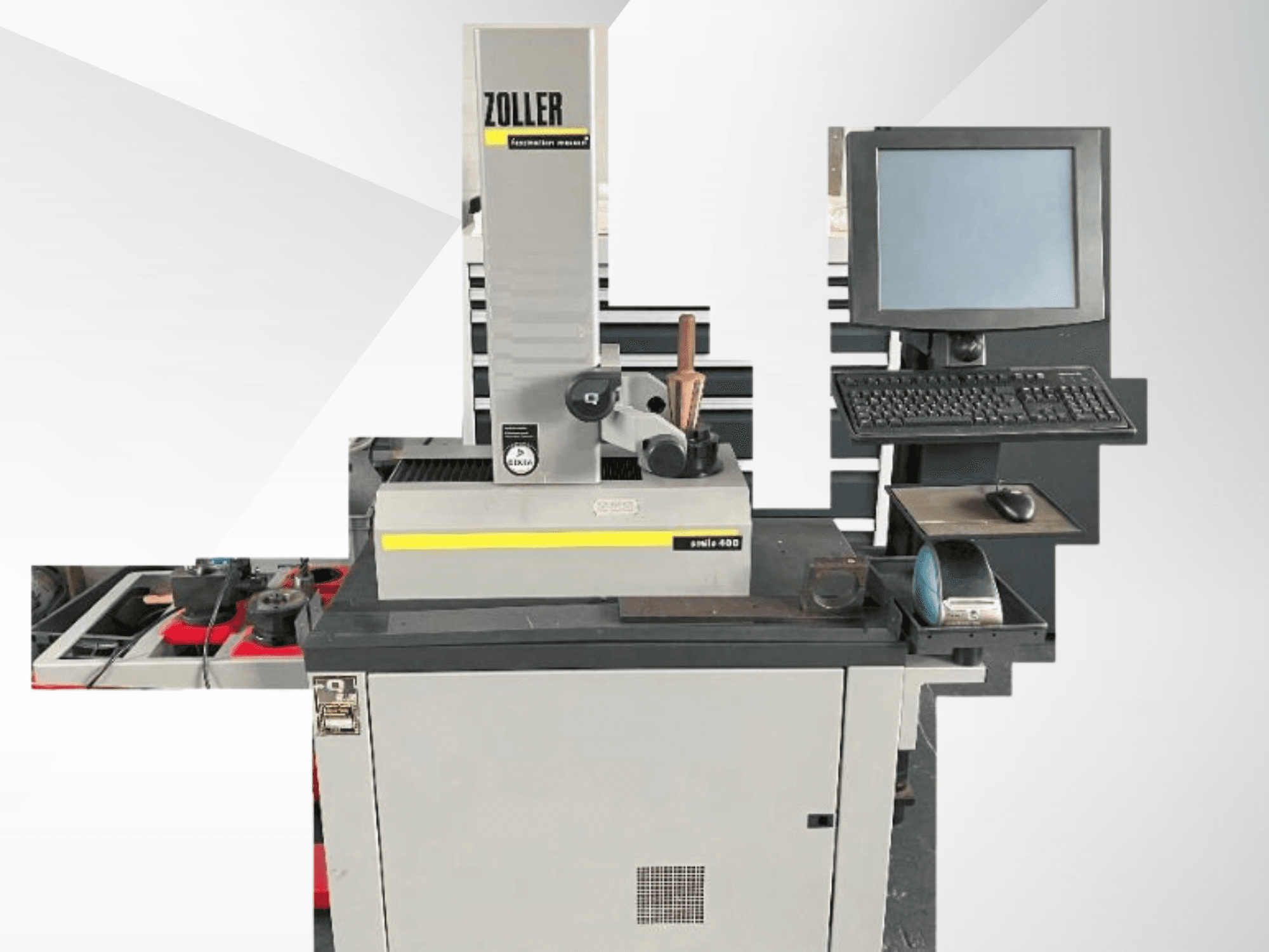 ZOLLER mjerni stroj s računalnim monitorom, tipkovnicom i alatima; prednji pogled prikazuje sivu boju i moderan dizajn.