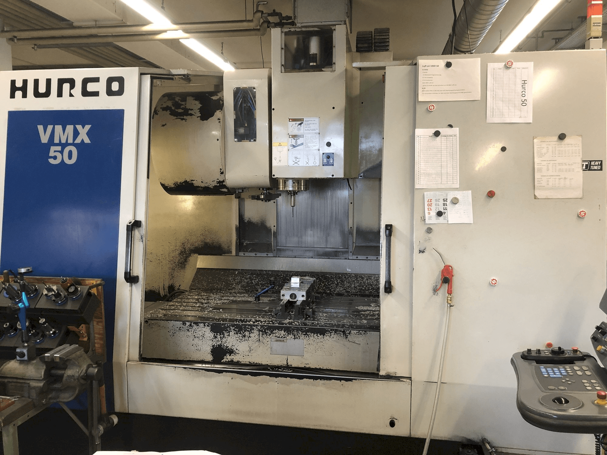 Prikaz stroja Hurco VMX 50 sprijeda