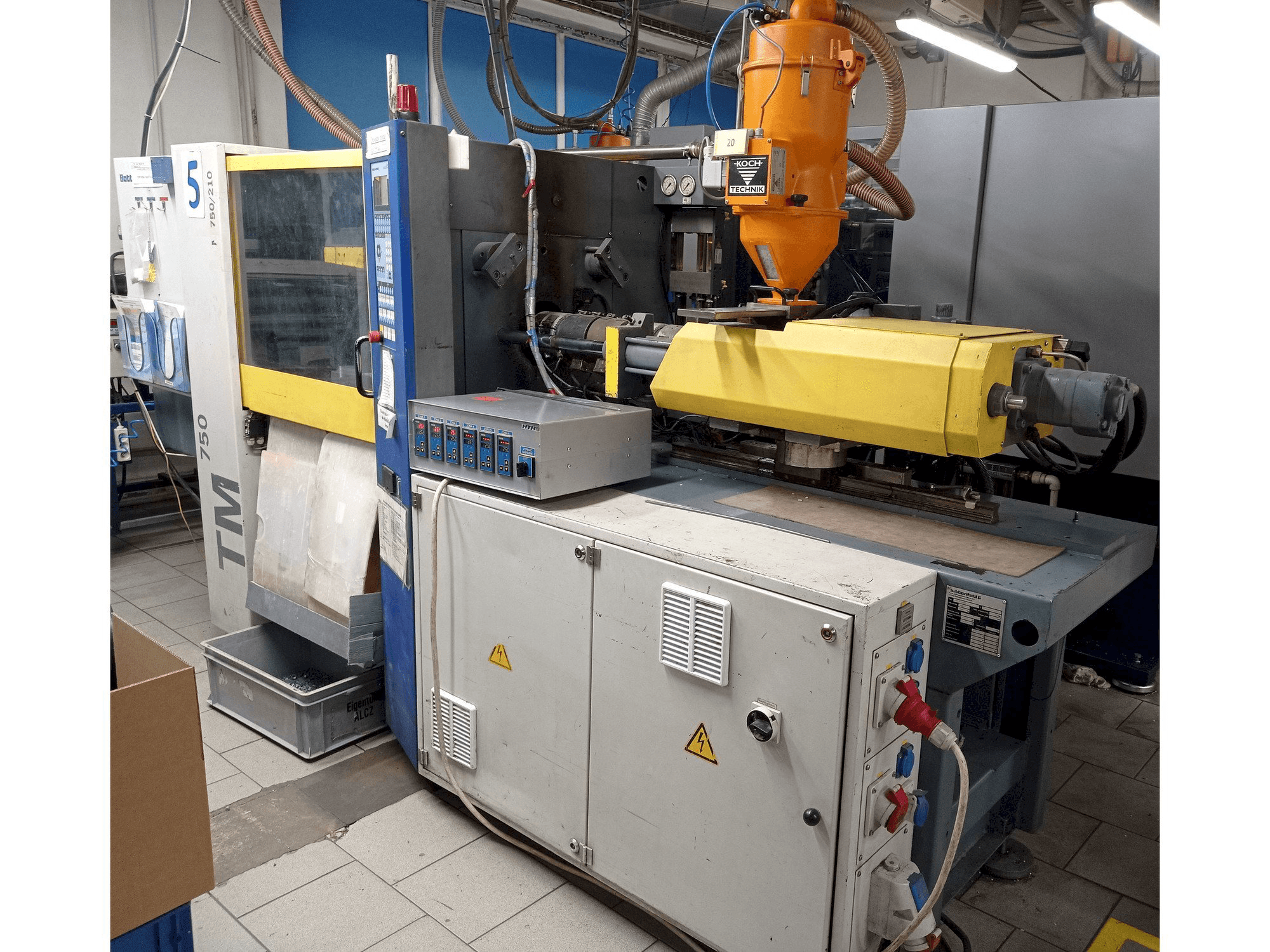 Prikaz stroja Battenfeld TM 750/210 sprijeda
