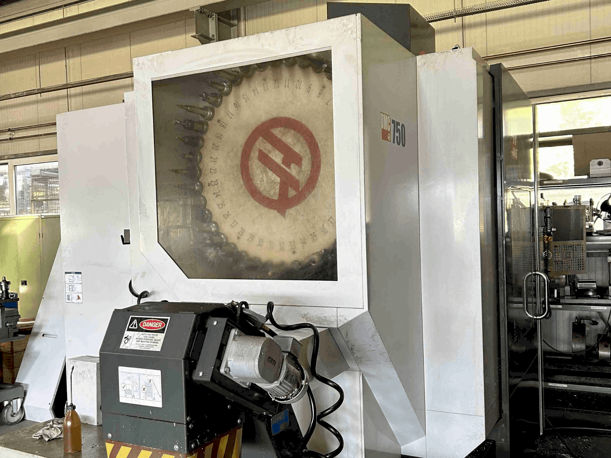 Prikaz stroja HAAS UMC-750 sprijeda