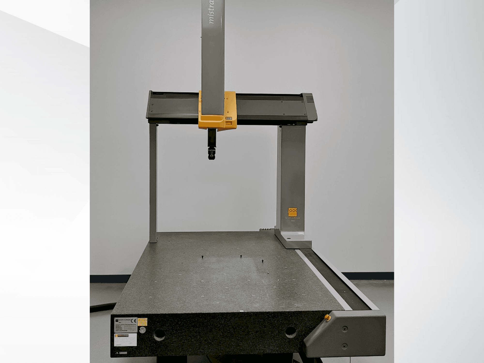 Prikaz stroja BROWN & SHARPE Mistral sprijeda