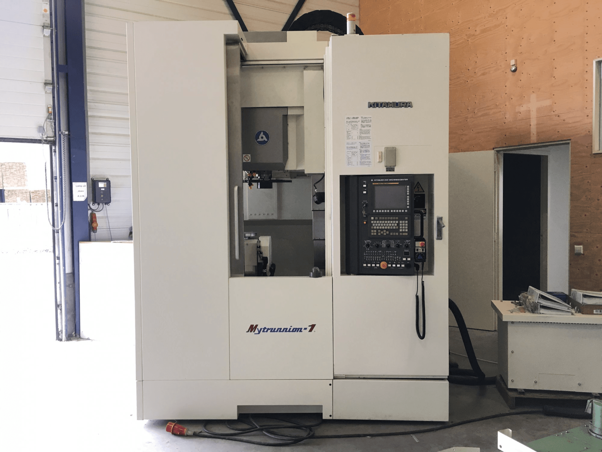 Prikaz stroja Kitamura Mytrunnion-1 sprijeda