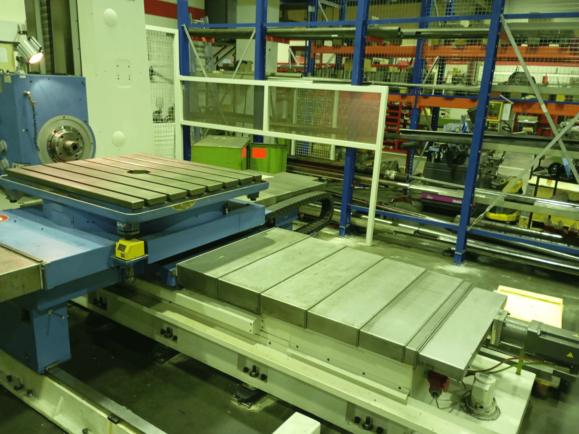 Bušilica Union Karl Marx Stadt BFT90/5 MSC, prednji pogled; ima veliki ravni stol, motoriziranu bazu i metalnu konstrukciju.