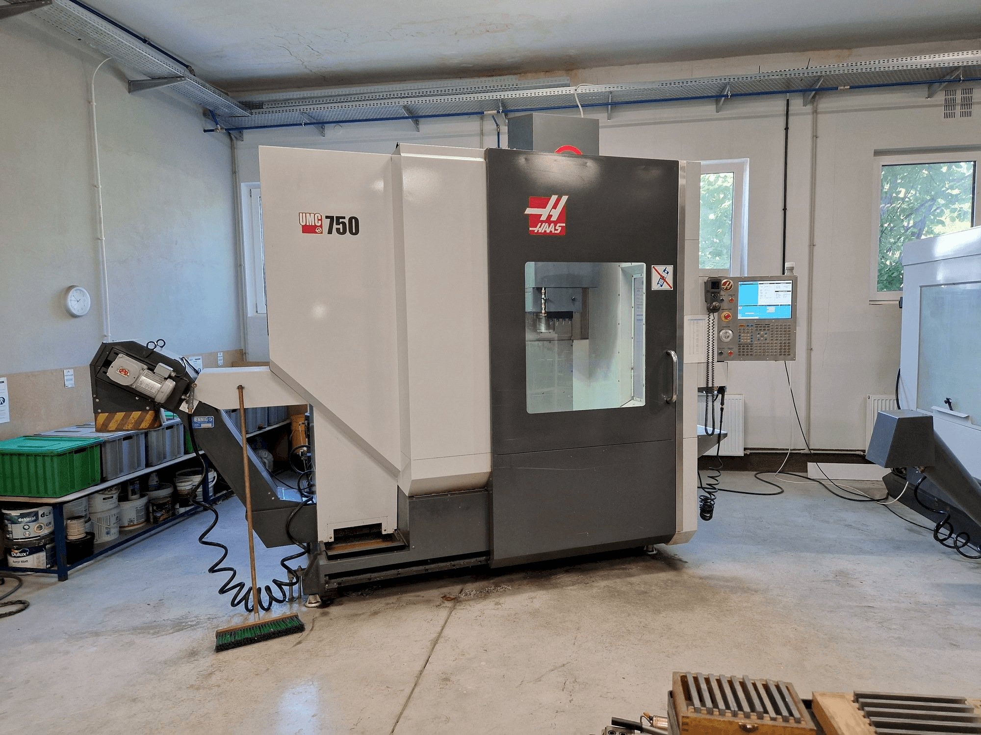 Prikaz stroja HAAS UMC-750 sprijeda