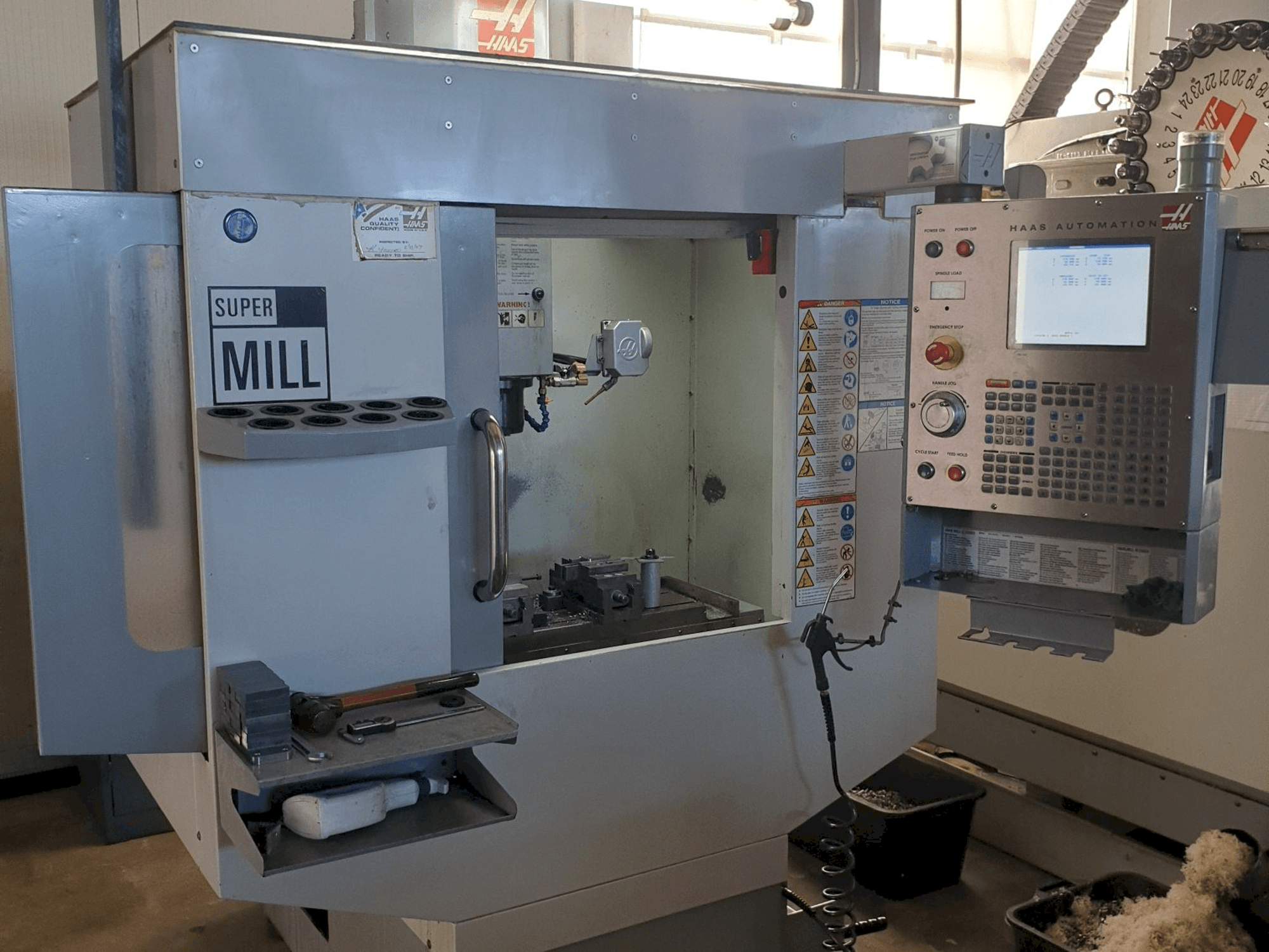 Prikaz stroja HAAS SUPER MINI MILL sprijeda