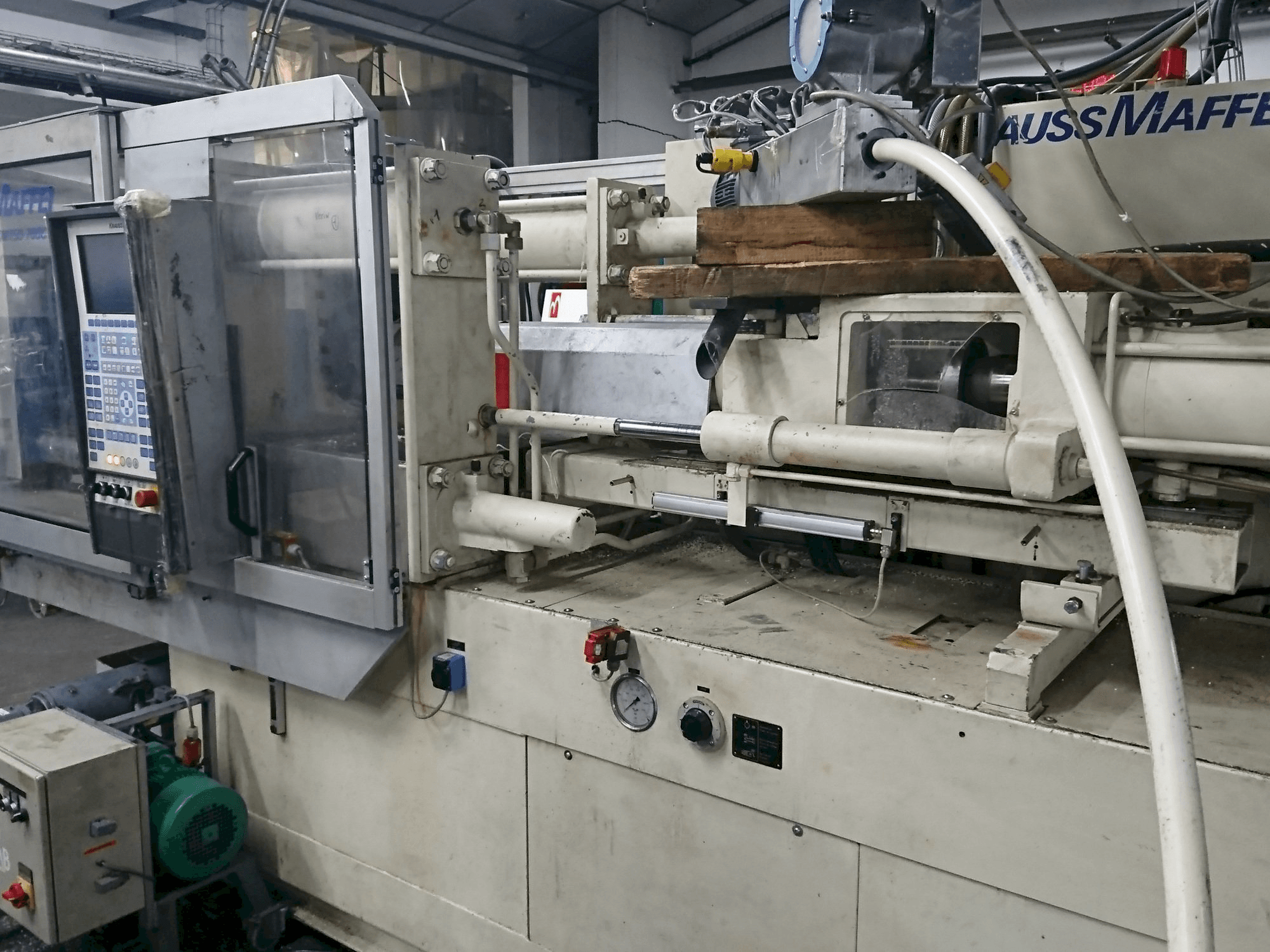 Prikaz stroja Krauss Maffei 150-700 C1 sprijeda