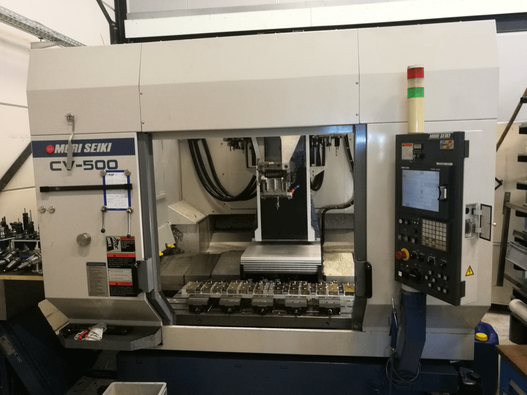 Prikaz stroja MORI SEIKI CV-500B sprijeda