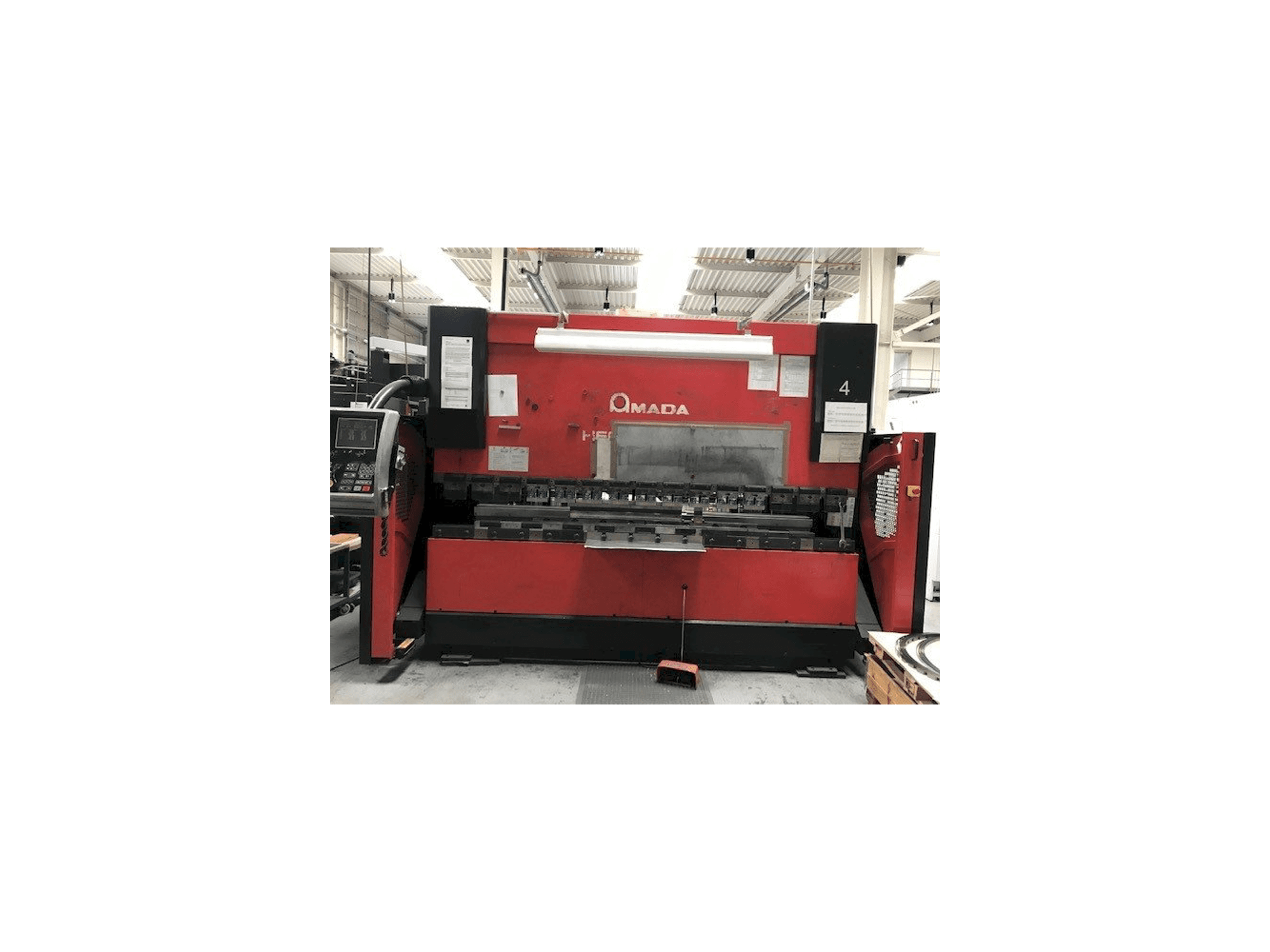 Prikaz stroja AMADA HFE 100-3 sprijeda