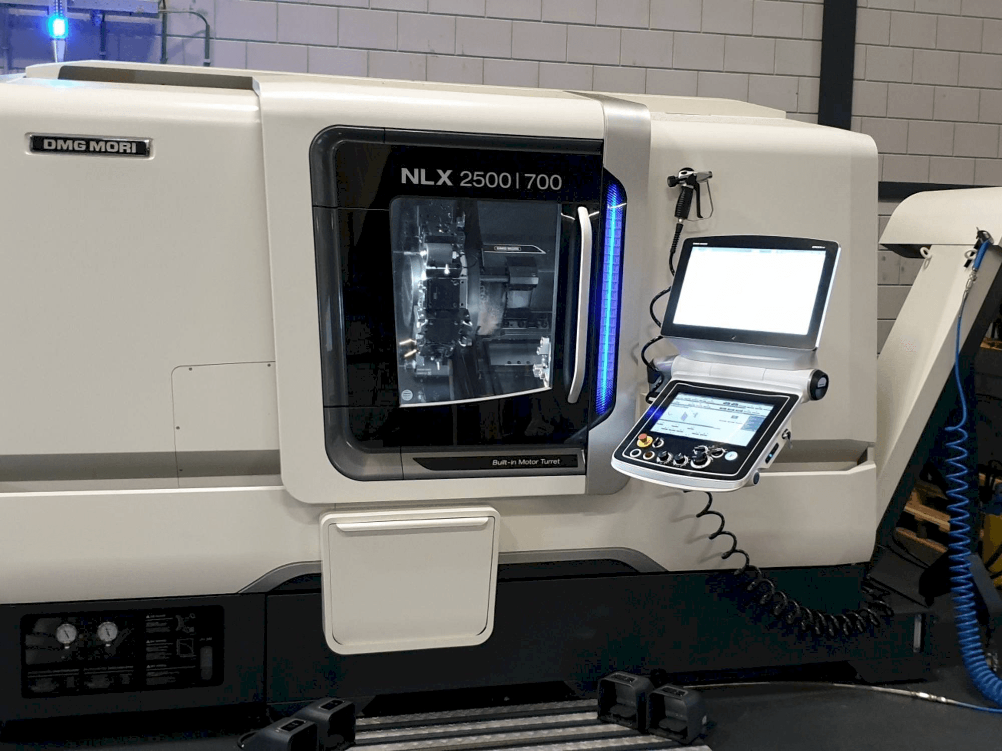 Prikaz stroja DMG MORI NLX2500 / 700 SY sprijeda
