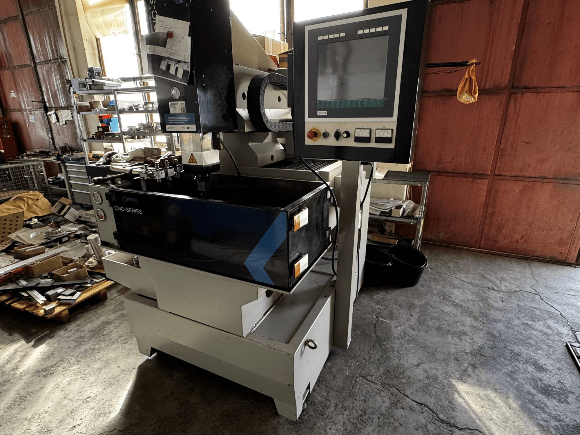 PENTA 433GS CNC stroj za eroziju s udubljenjima, prednji pogled. Prikazuje upravljačku ploču, držač elektrode i metalni radni stol.