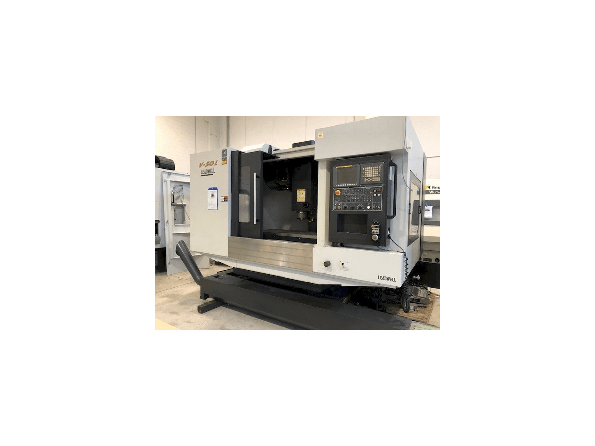 Prikaz stroja Leadwell V50L sprijeda