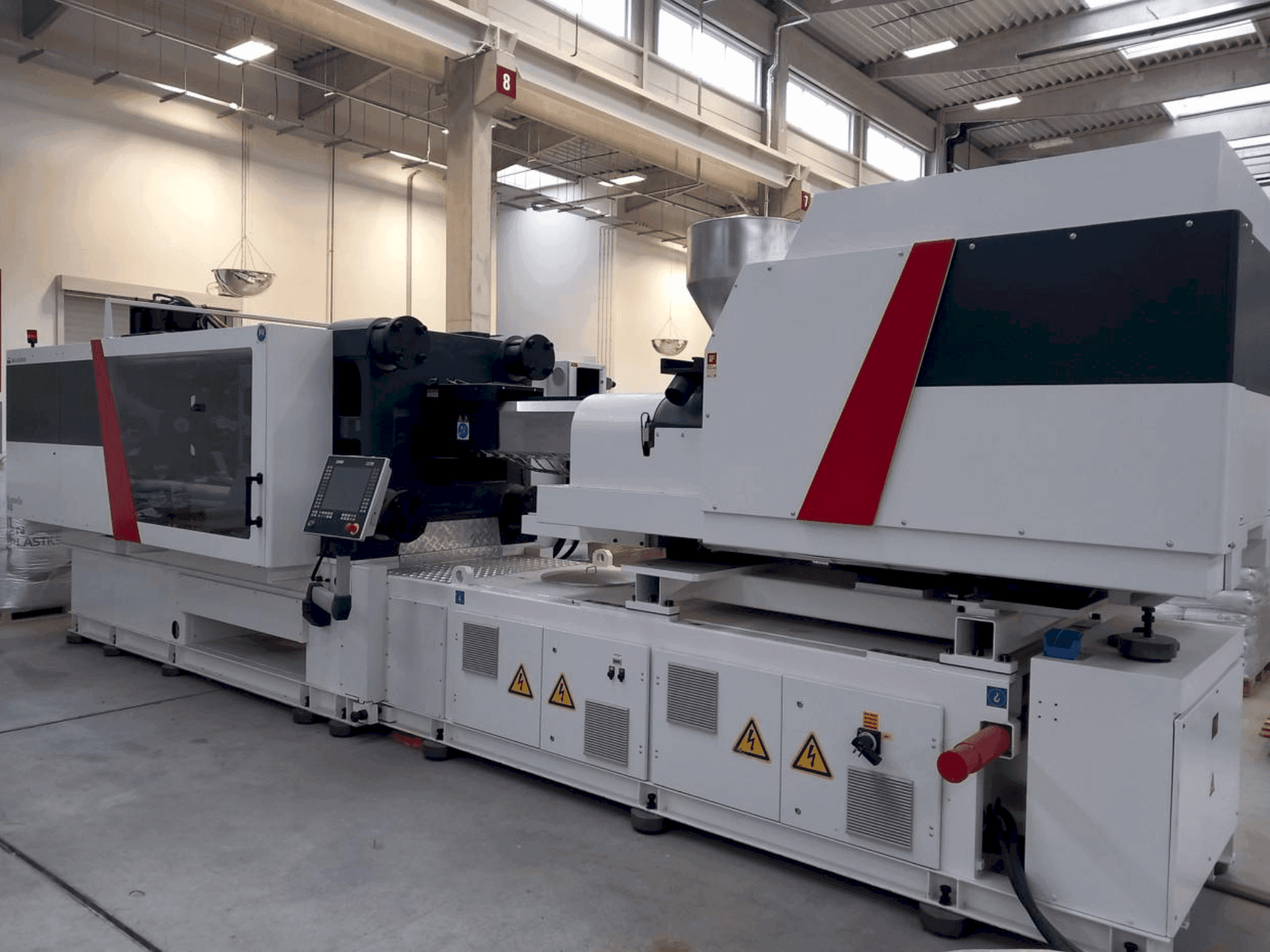 Prikaz stroja Milacron Elektron Evo 450 sprijeda