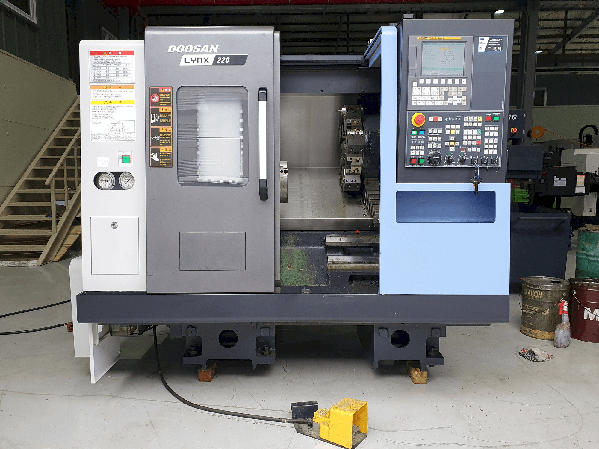 Prikaz stroja Doosan LYNX220C sprijeda