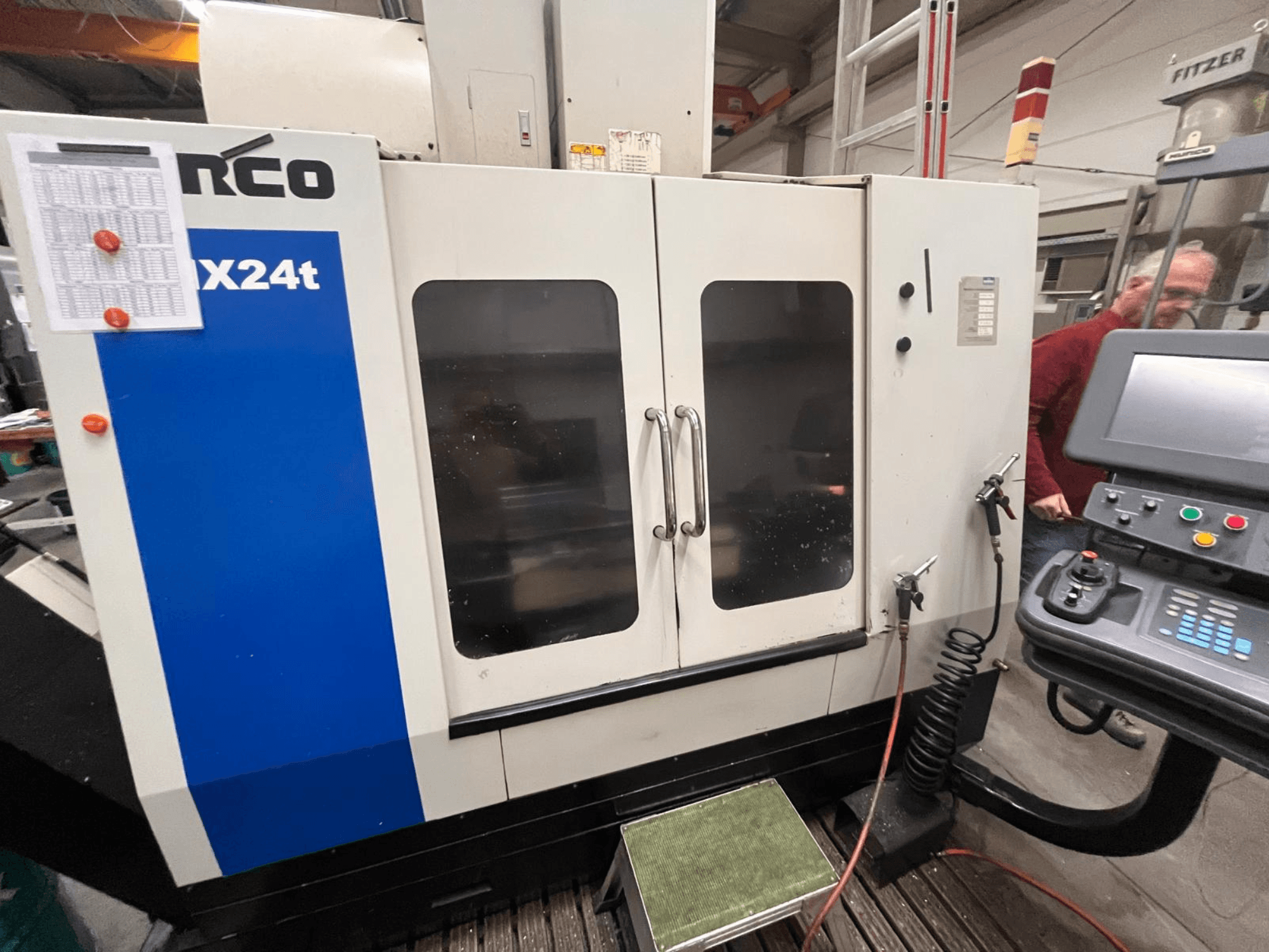 Vertikalni obradni centar tvrtke Hurco, model VX24t, prikazan s prednje strane s upravljačkom pločom i prozirnim vratima.