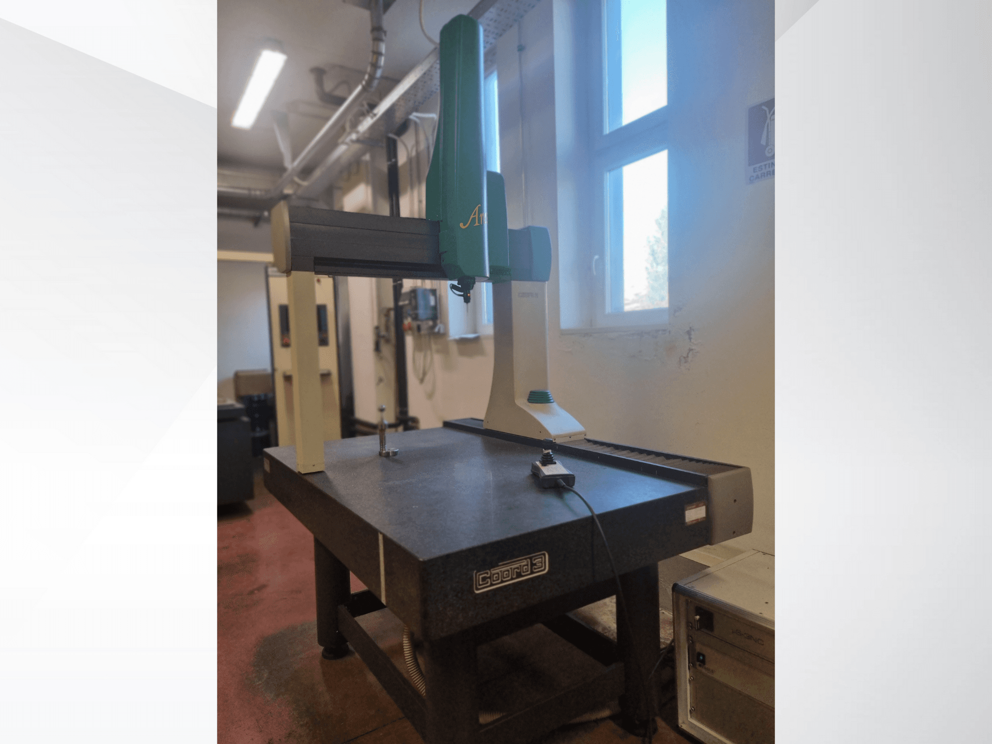 GOM Atos 3D skener s prednje strane na granitnom mjernom stolu, s vidljivim kabelom i upravljačkim uređajem.