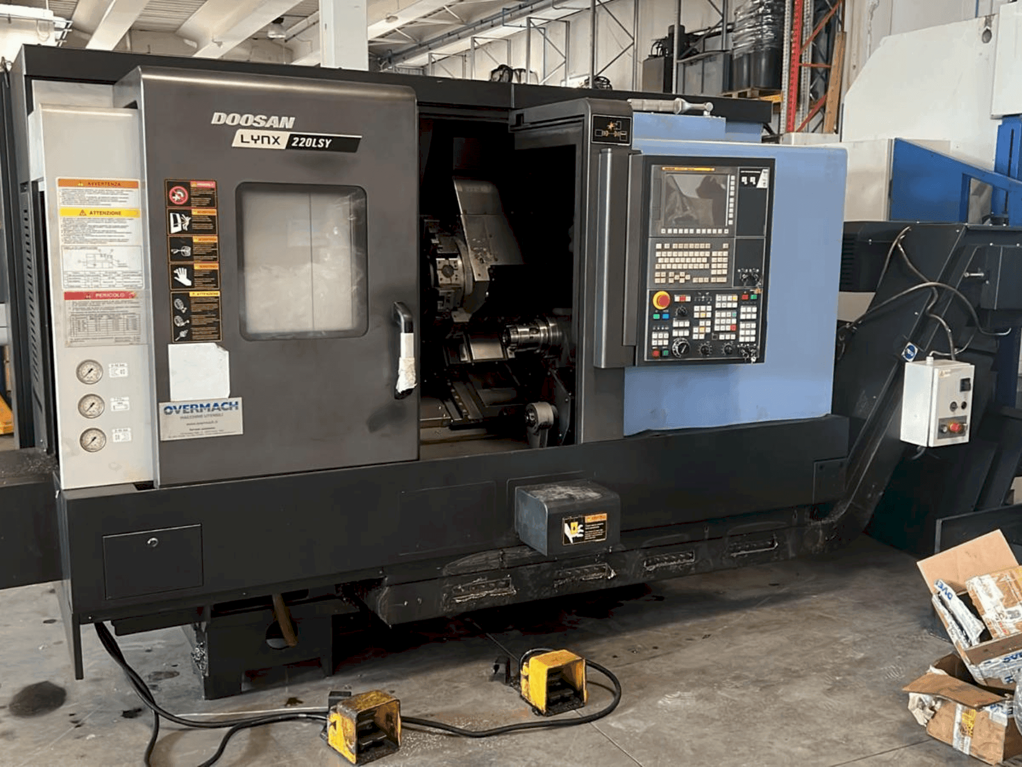 Prikaz stroja DOOSAN DOOSAN LYNX 220LSY sprijeda