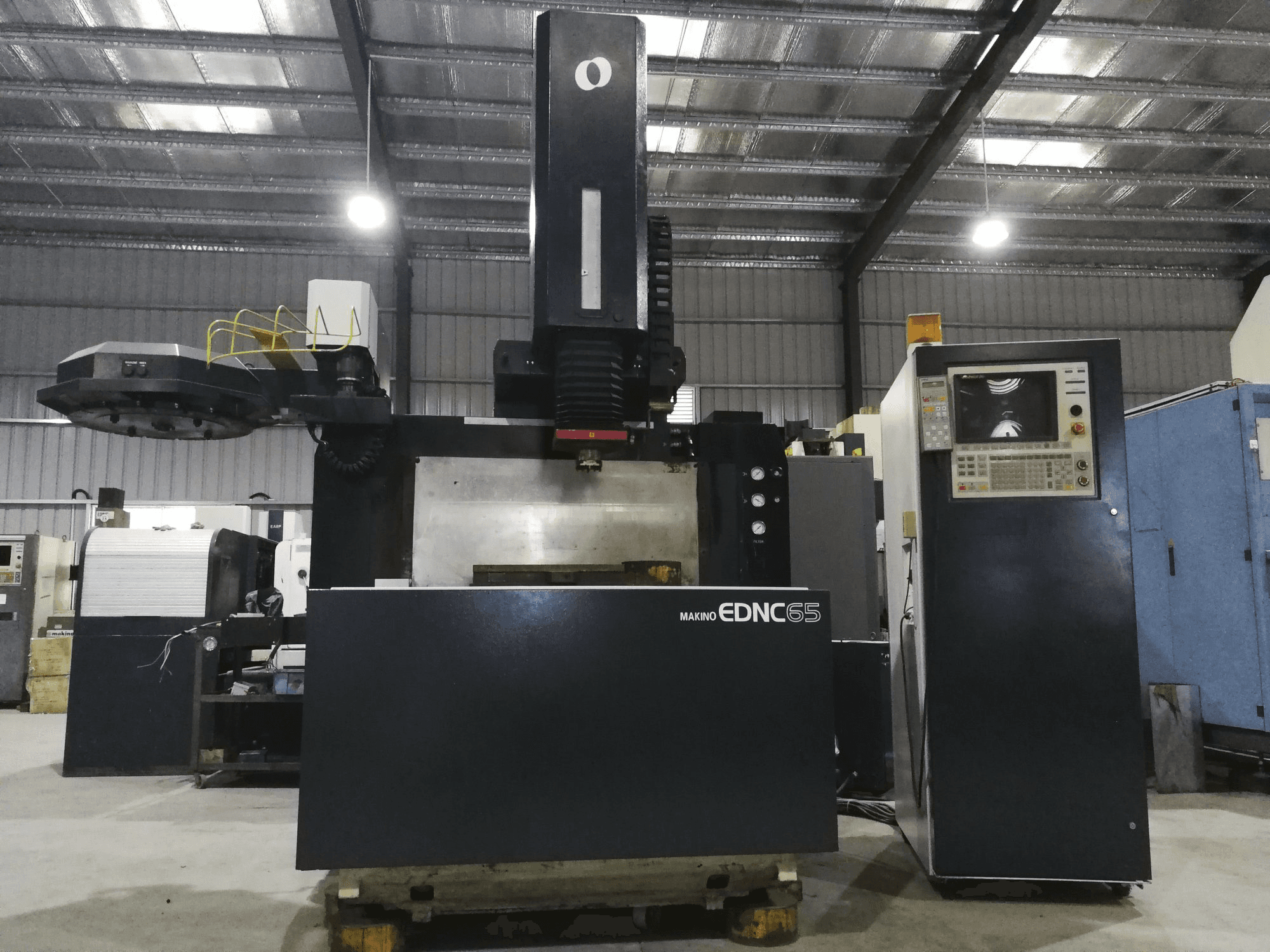 Prikaz stroja Makino EDNC65 sprijeda