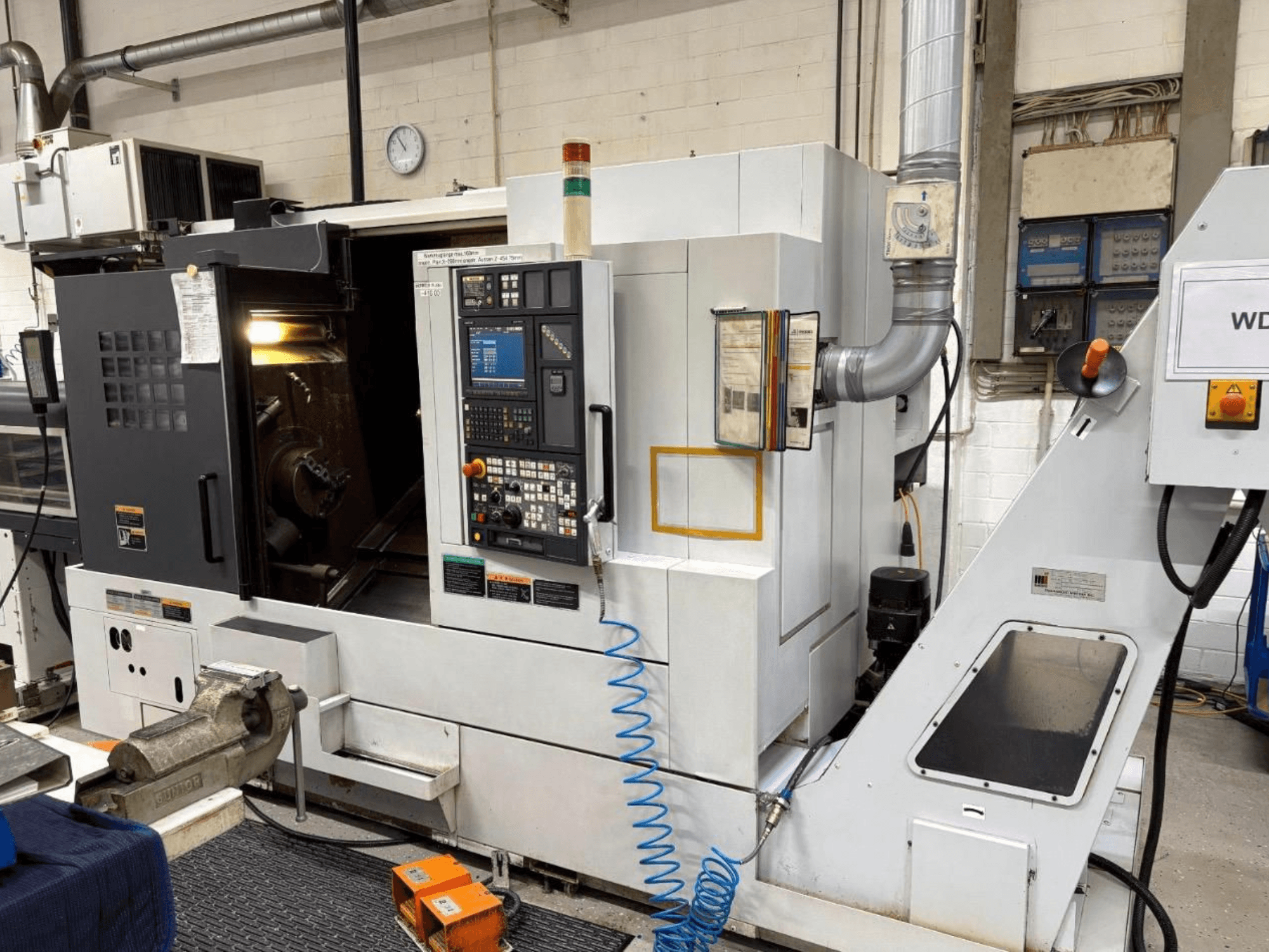 MORI SEIKI NL 2500 SY Tokarsko-glodački centar, prednji pogled, s prikazom upravljačke ploče i područja obrade. Vidljivi sustav rashladnog sredstva i pribor.